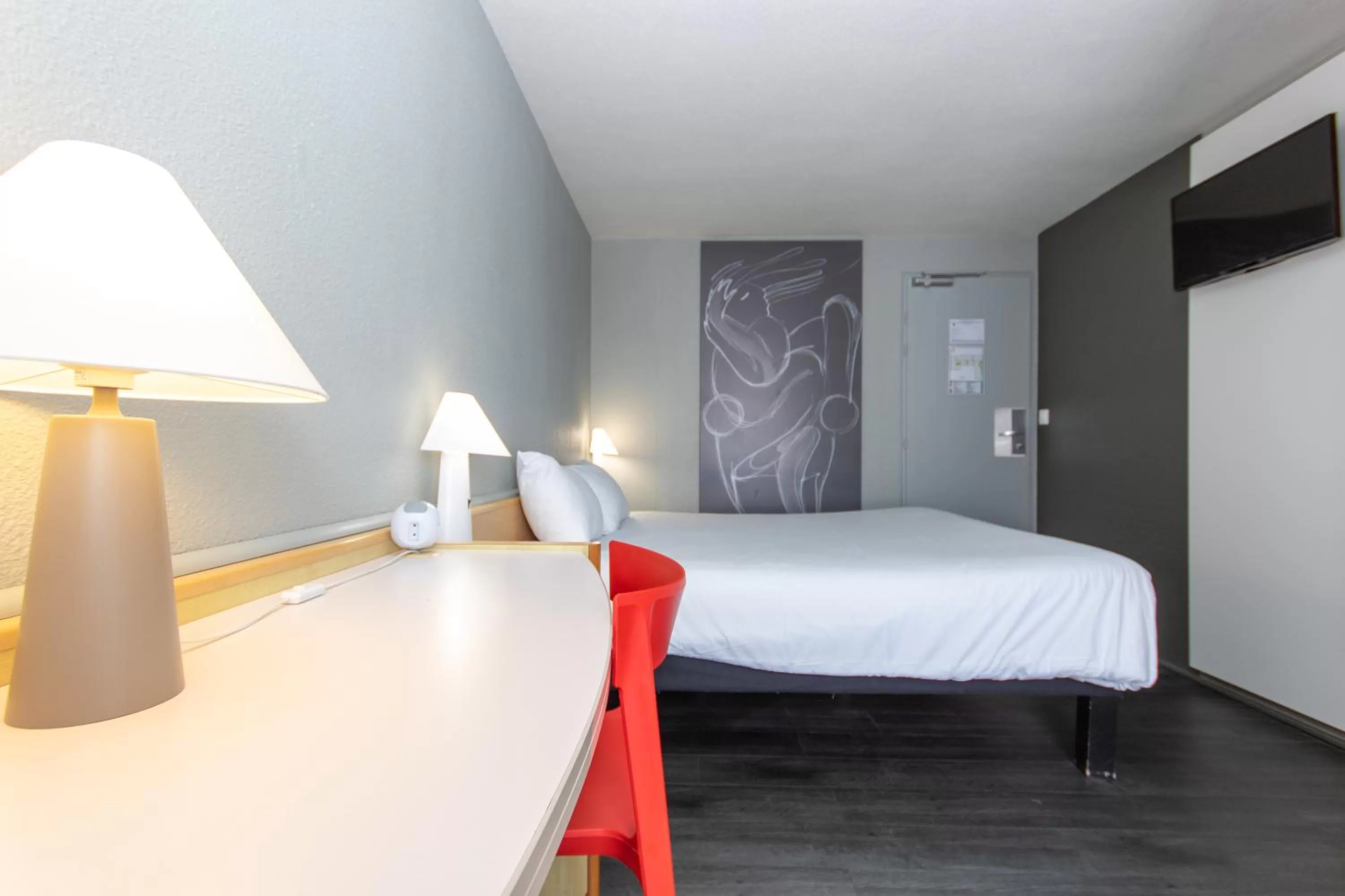 Bed in ibis Rochefort