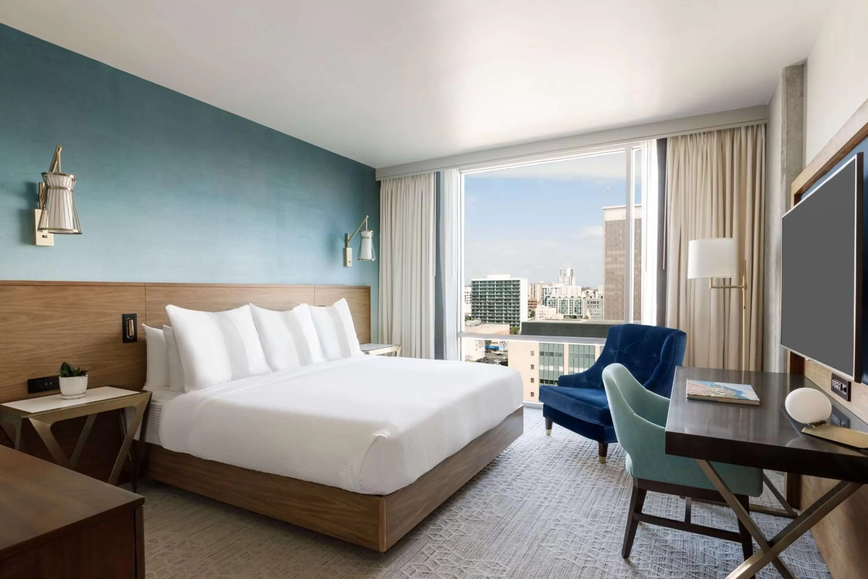 Bedroom, Bed in Carte Hotel San Diego Downtown, Curio Collection By Hilton