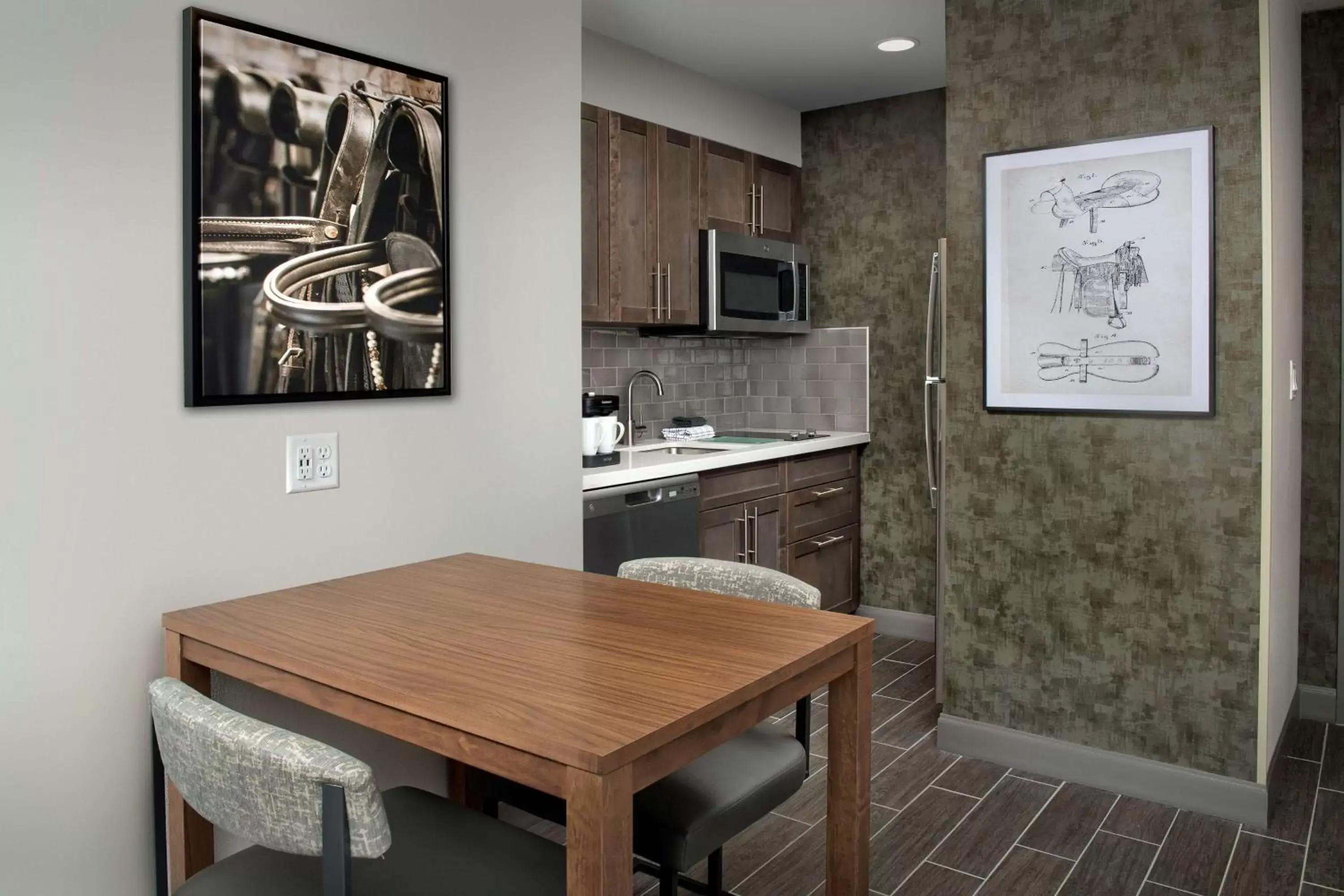 Kitchen or kitchenette, Dining Area in Homewood Suites By Hilton Louisville Airport