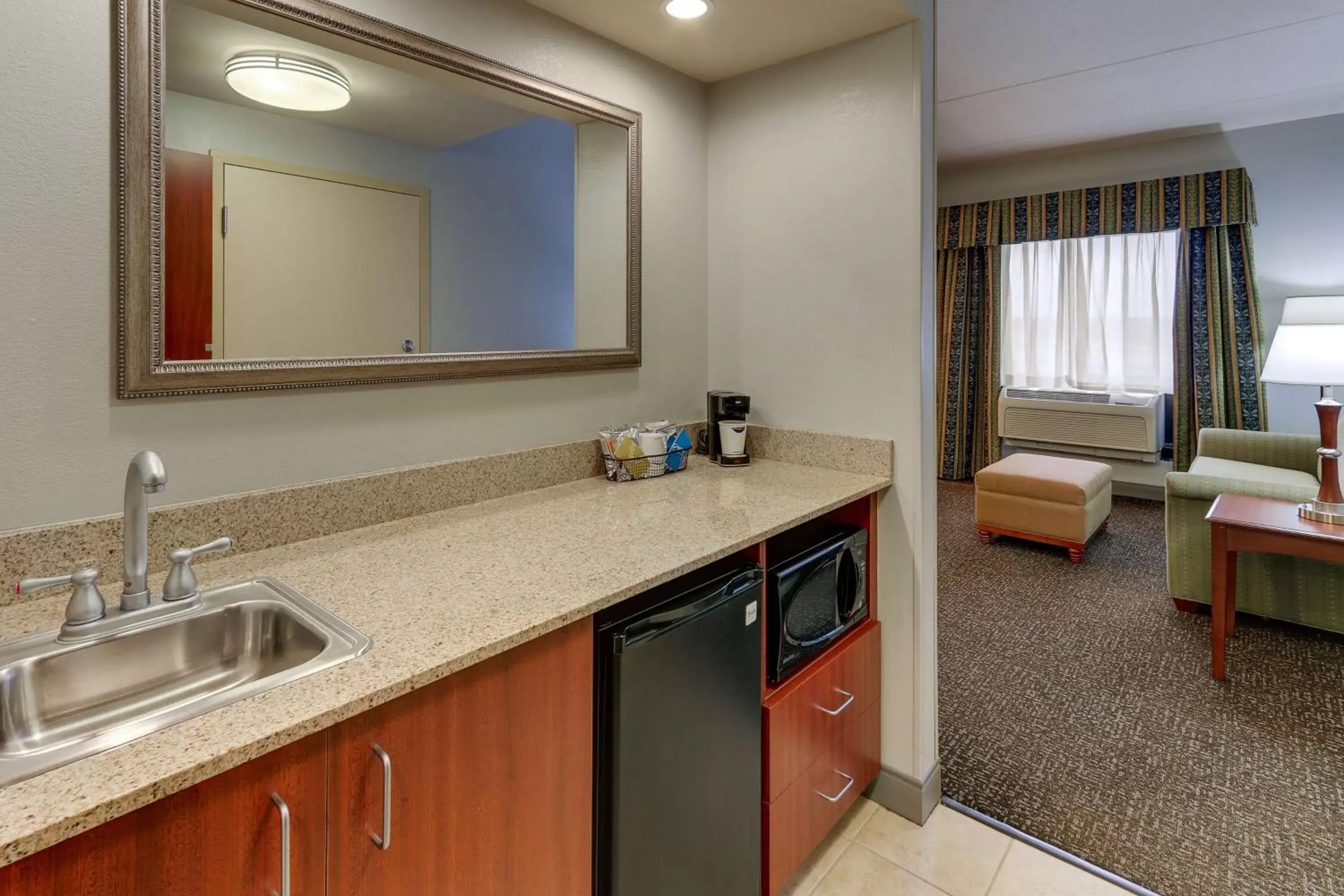 Living room, Kitchen/Kitchenette in Hampton Inn & Suites Indianapolis-Airport