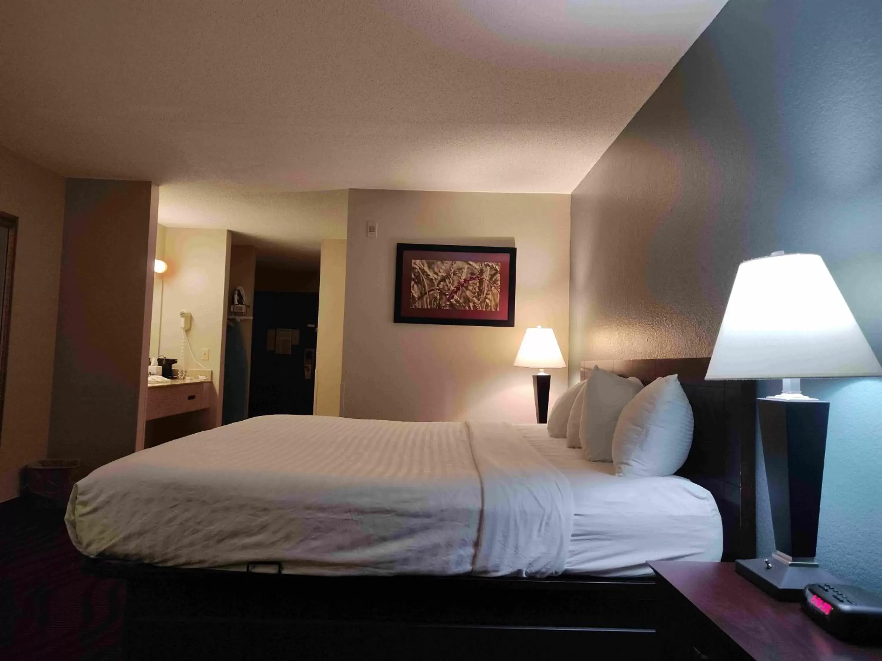 King Room with Mobility Access and Bathtub with Grab Bars, Non-Smoking in Baymont Inn & Suites by Wyndham Lincoln NE King Room with Mobility Access and Bathtub with Grab Bars, Non-Smoking in Baymont Inn & Suites by Wyndham Lincoln NE
