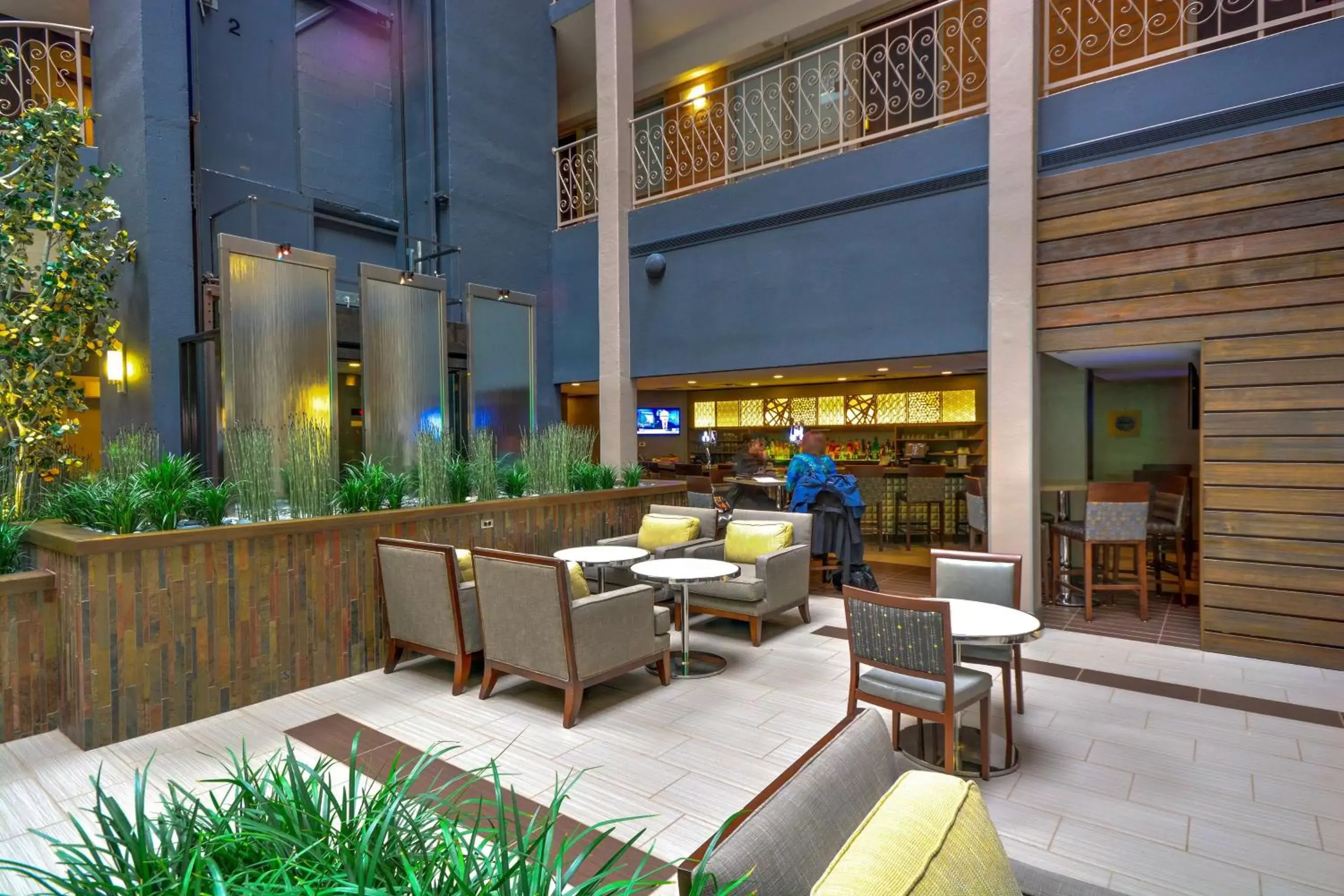 Restaurant/places to eat in Embassy Suites by Hilton Denver Central Park