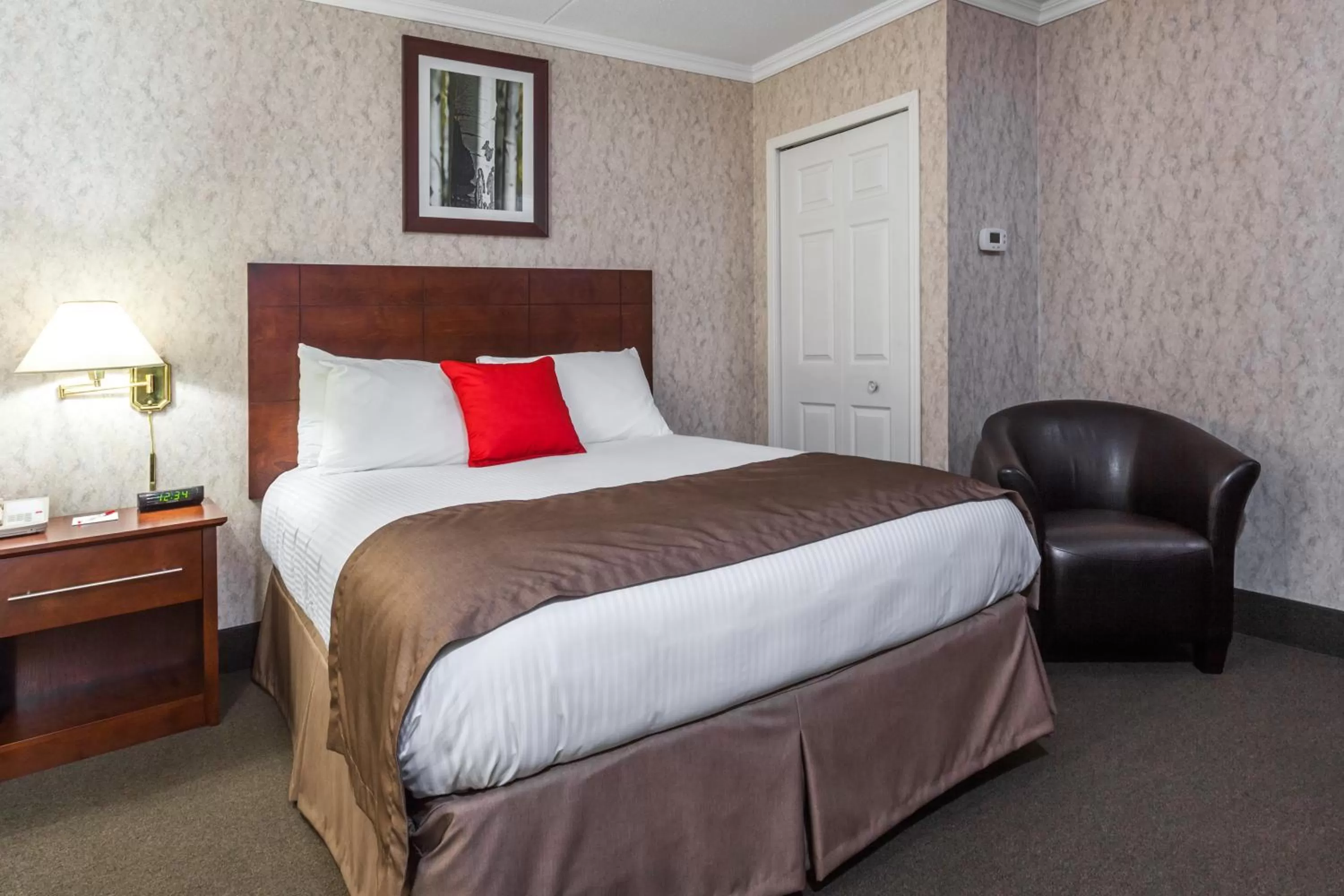 Deluxe Queen Room - Non-Smoking in Ramada by Wyndham Timmins