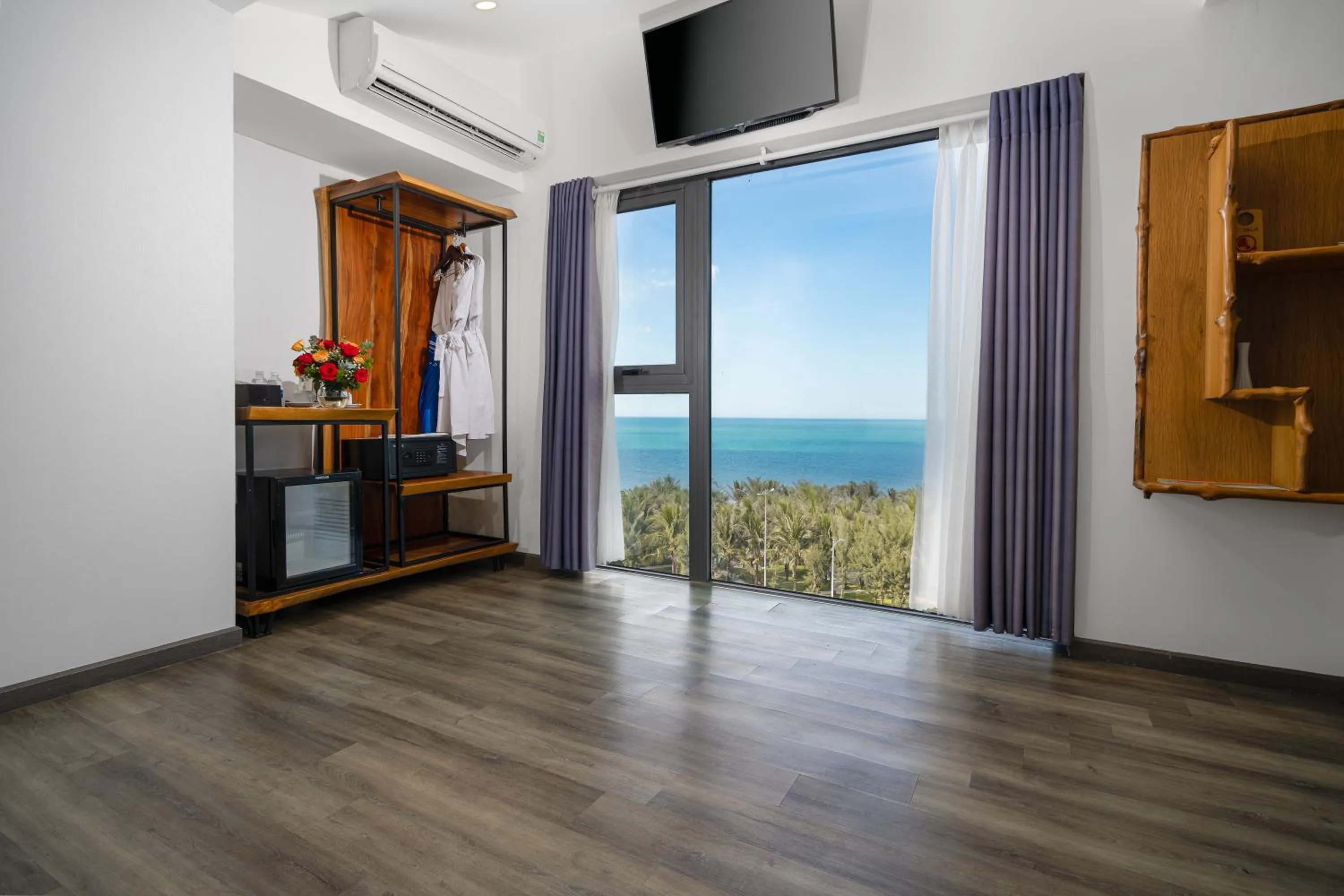 TV and multimedia in Sala Tuy Hoa Beach Hotel