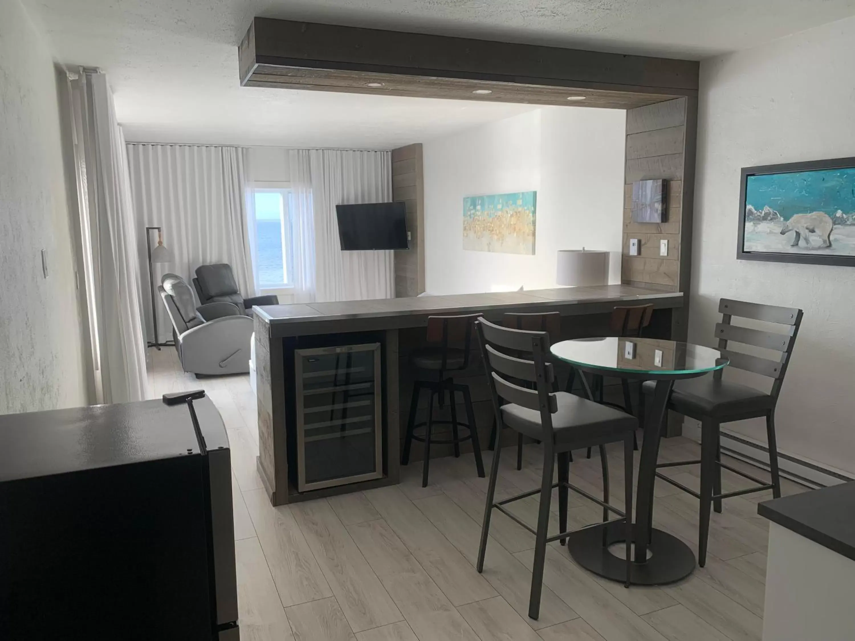 Property building, Kitchen/Kitchenette in Hôtel Sept-Îles