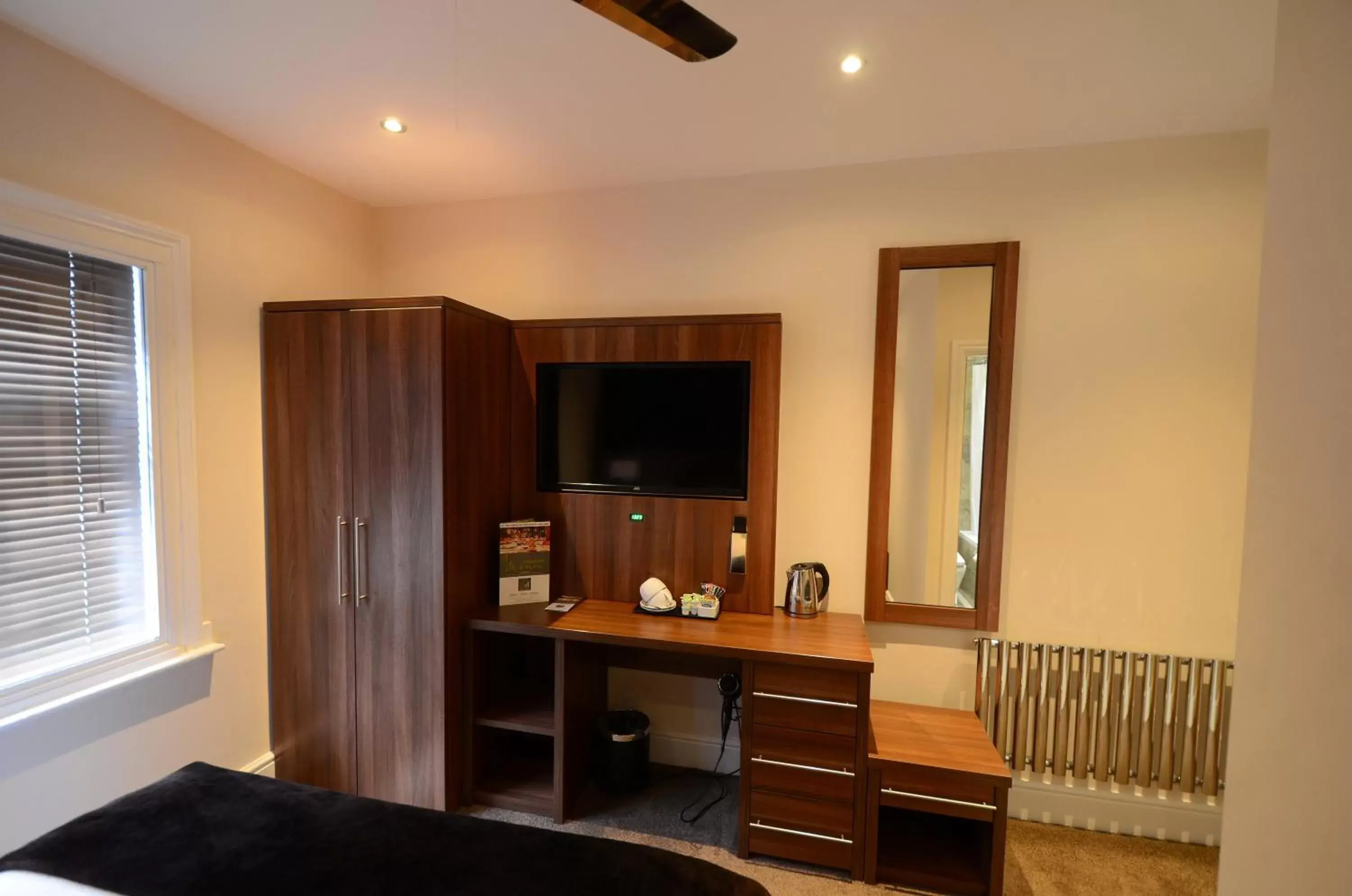 Bedroom, TV/Entertainment Center in The Harboro Hotel