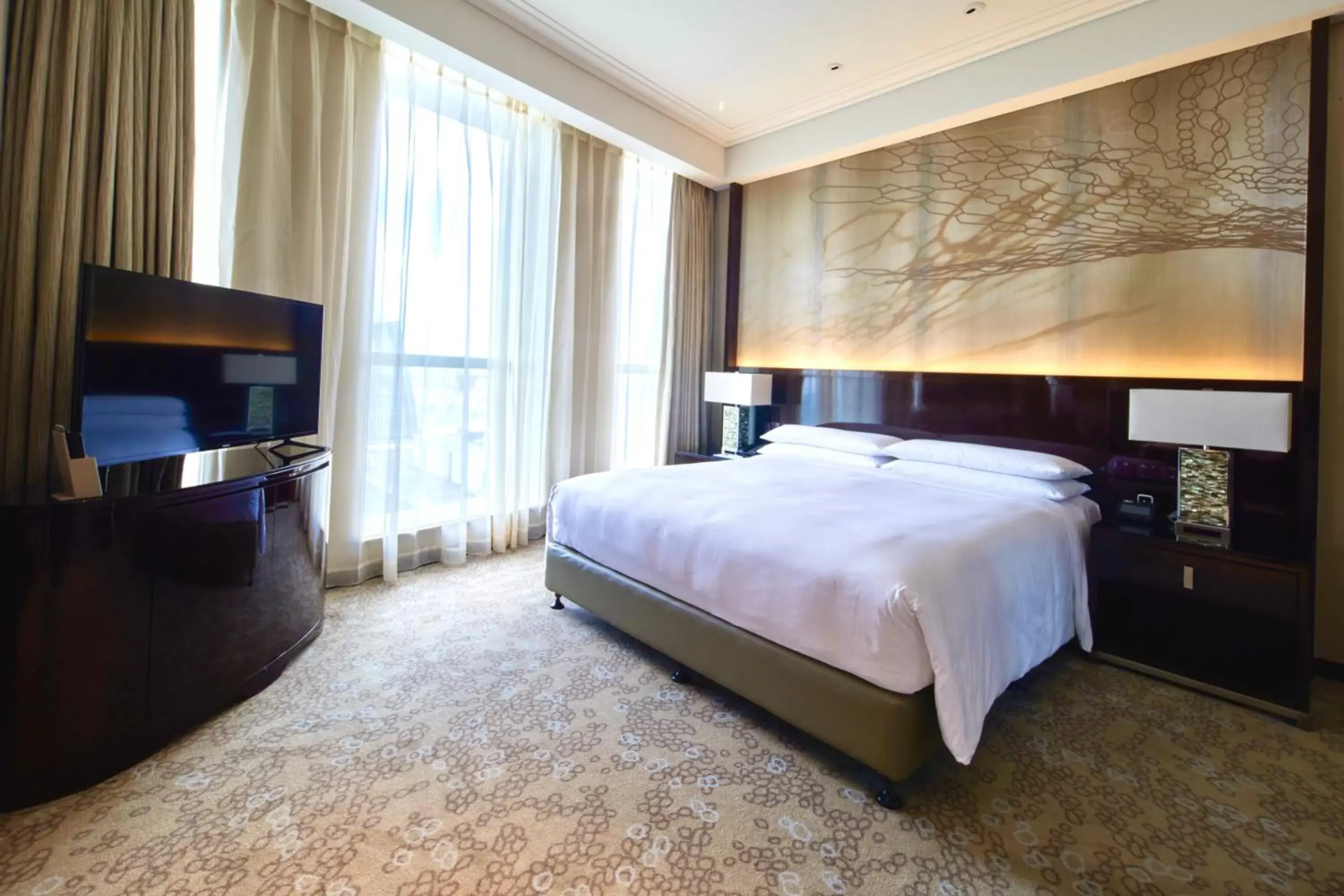 Photo of the whole room, Bed in Renaissance Shanghai Pudong Hotel