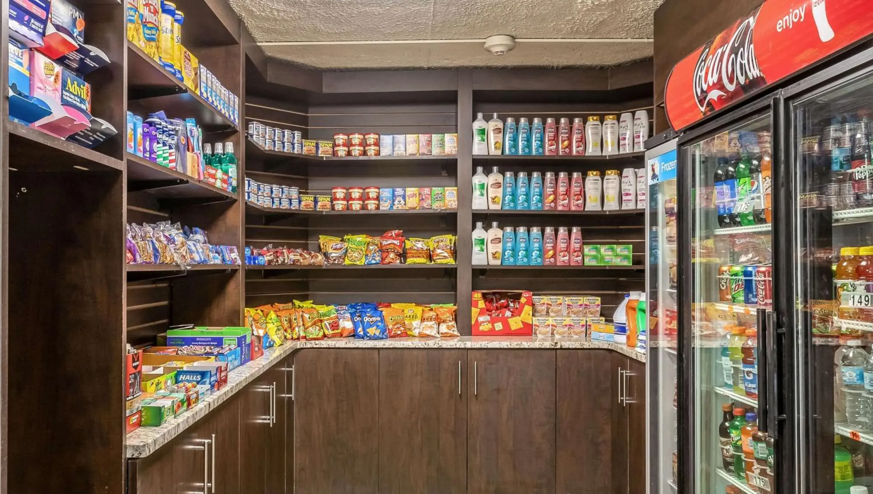 Lobby or reception, Supermarket/Shops in Magnuson Hotel Detroit Airport