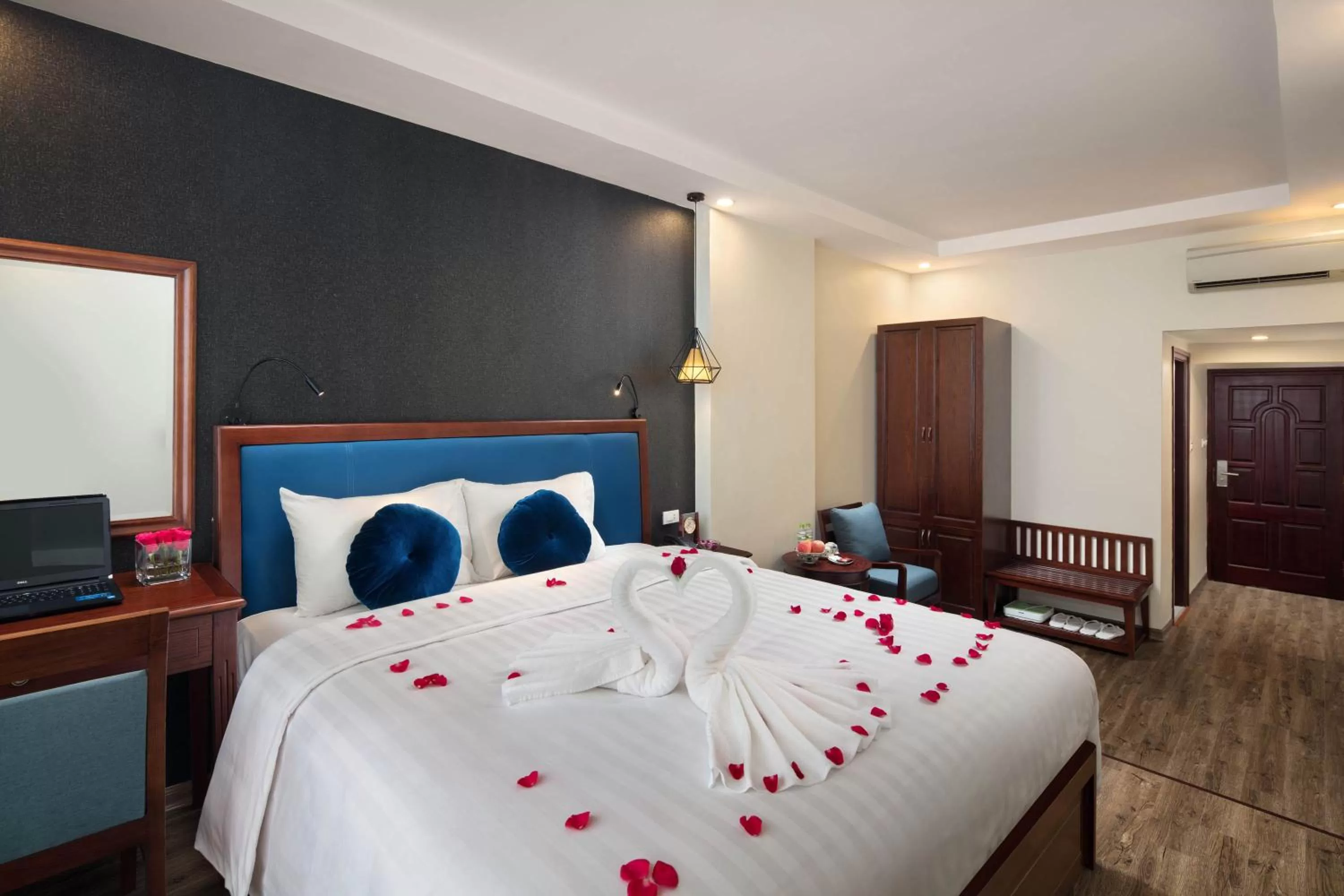 Bedroom, Bed in Holiday Emerald Hotel