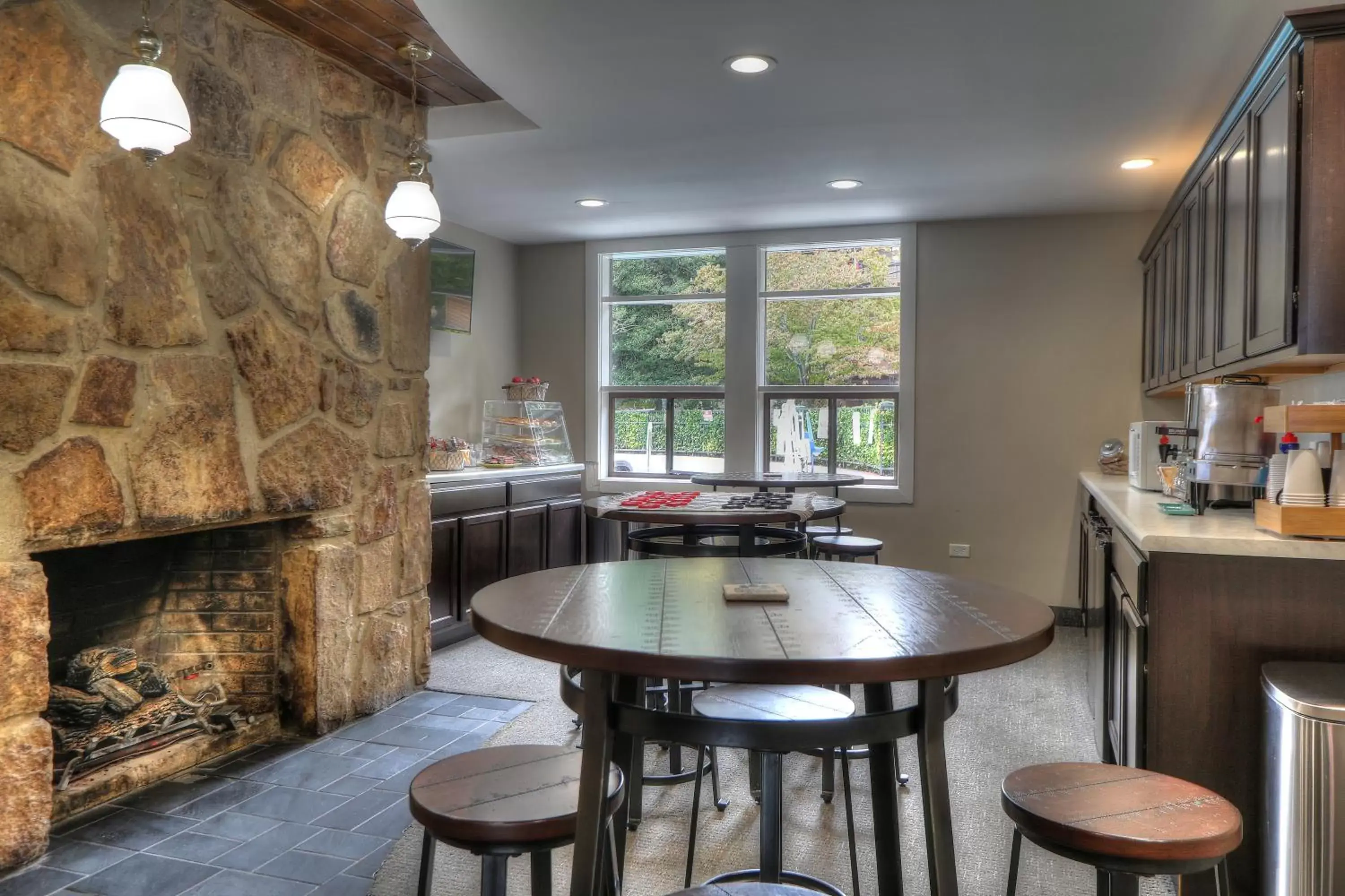 Breakfast, Dining Area in River Edge Inn