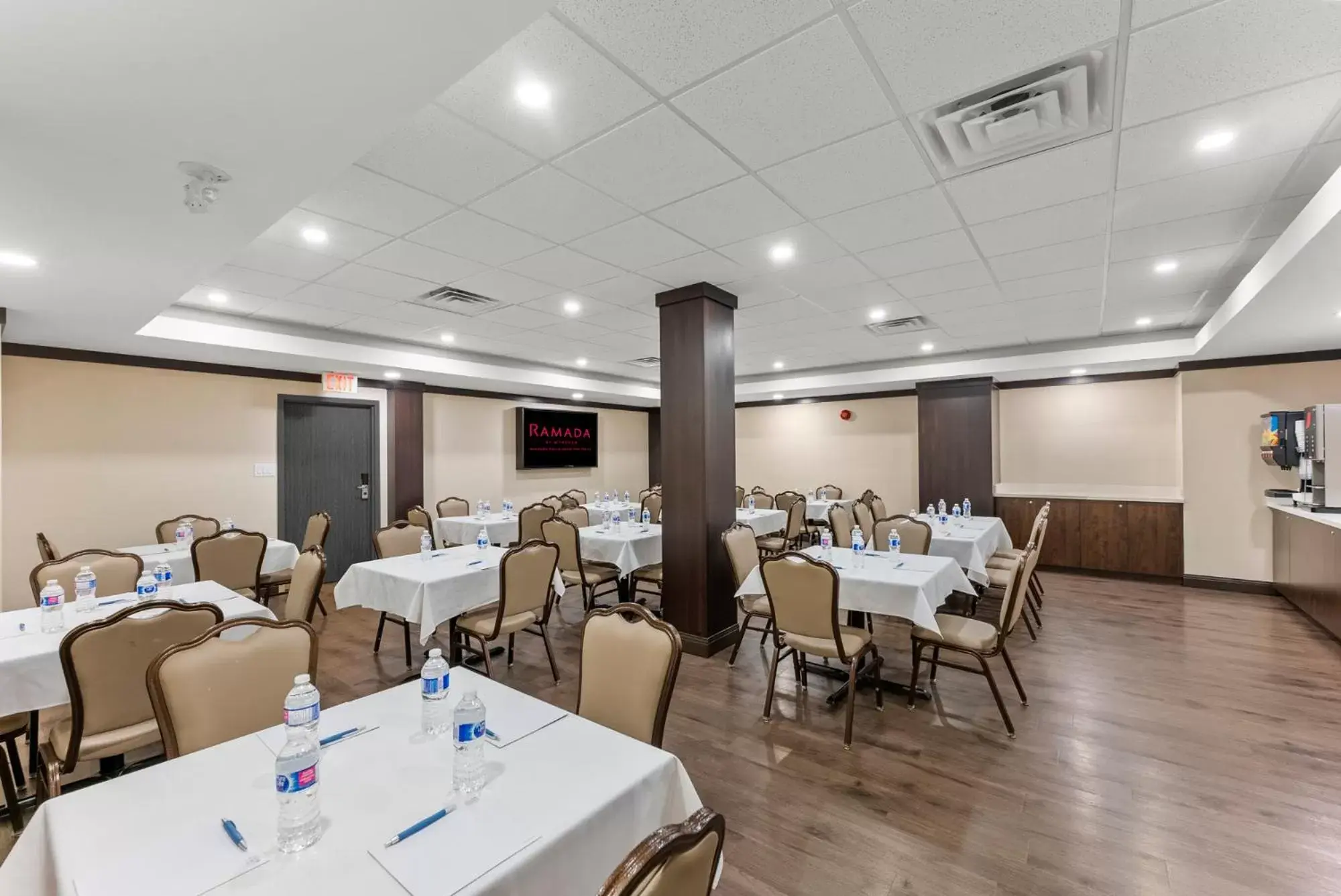 Banquet/Function facilities, Restaurant/Places to Eat in Ramada By Wyndham Niagara Falls near the Falls