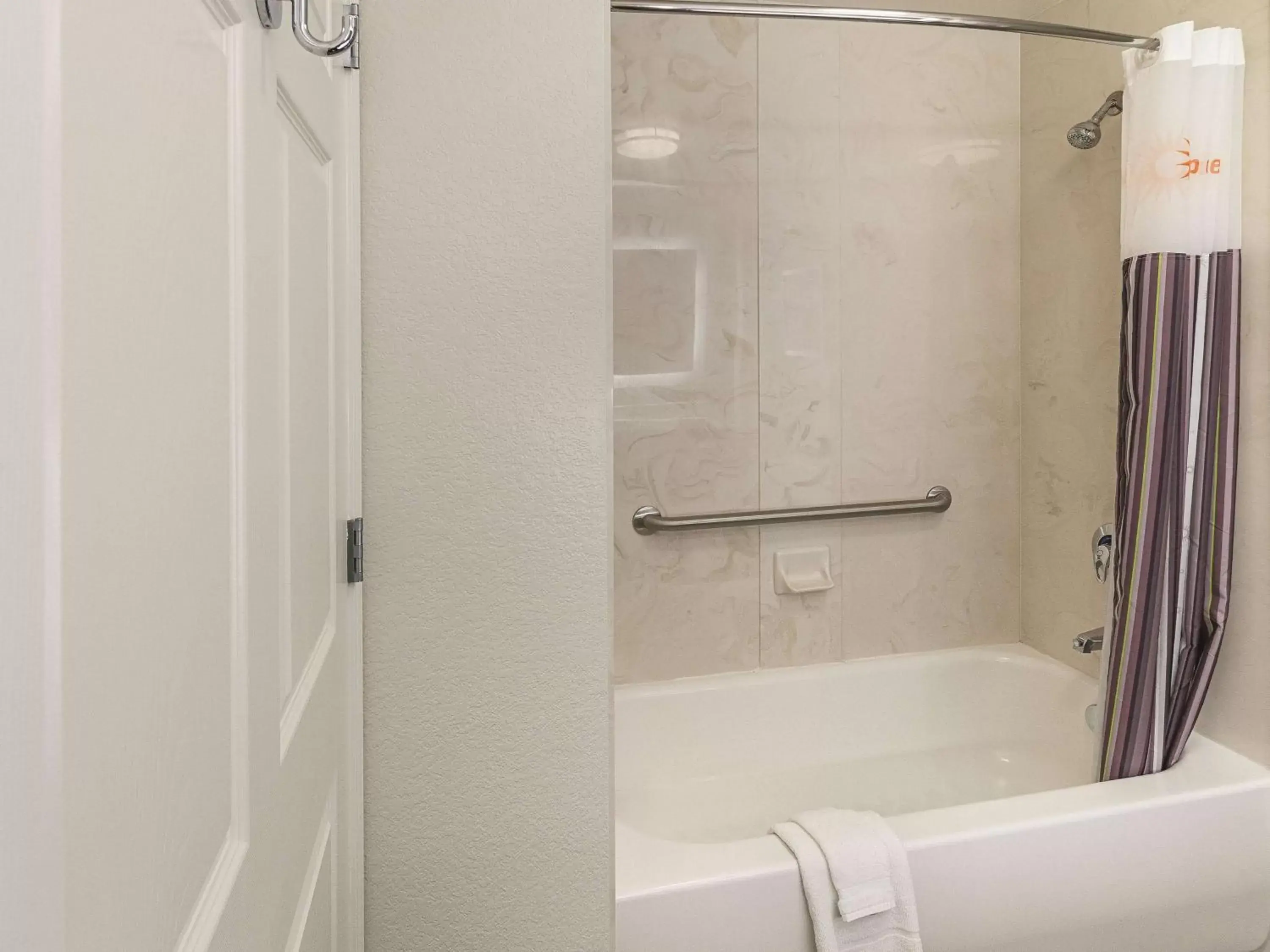 Photo of the whole room, Bathroom in La Quinta by Wyndham Arlington North 6 Flags Dr
