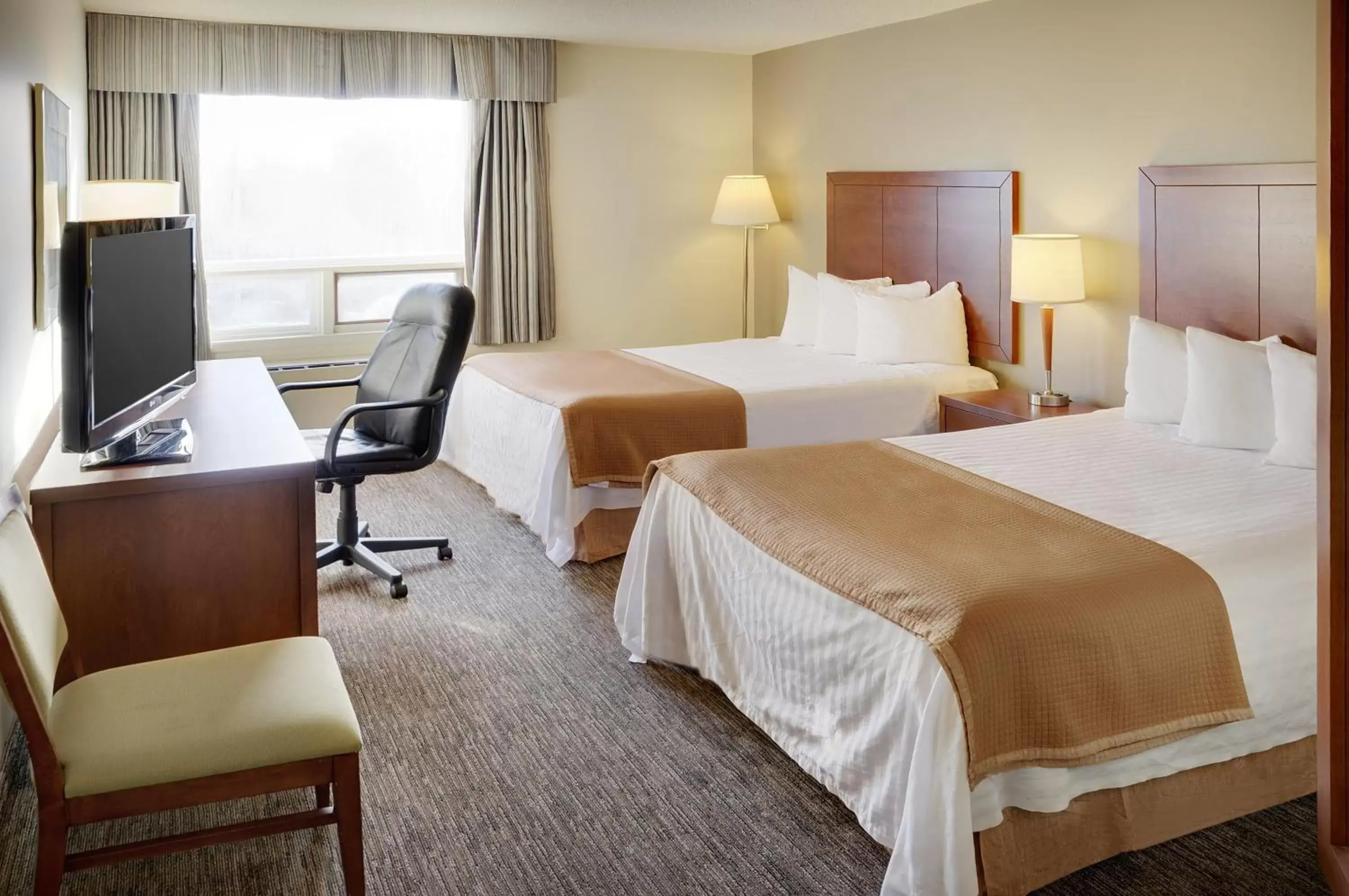 Photo of the whole room, Bed in Travelodge Hotel by Wyndham Vancouver Airport