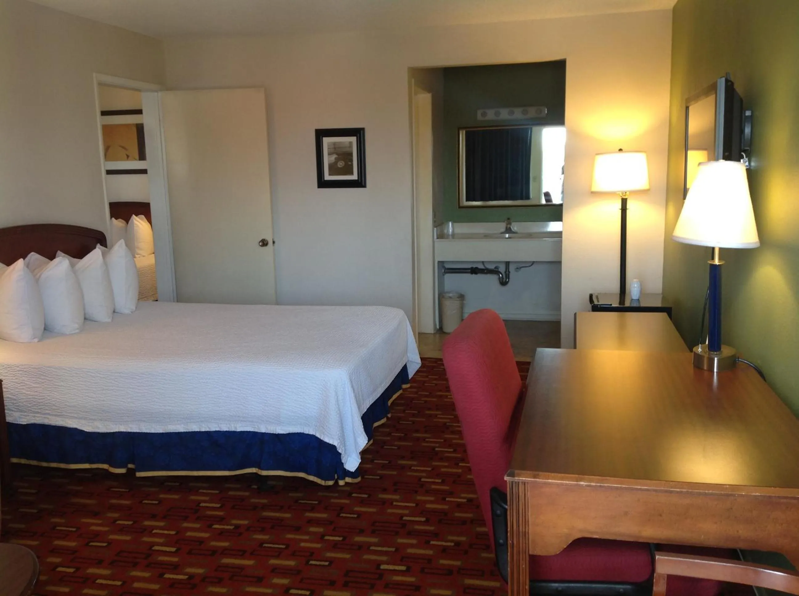 Photo of the whole room, Bed in Eunice Plaza Motel