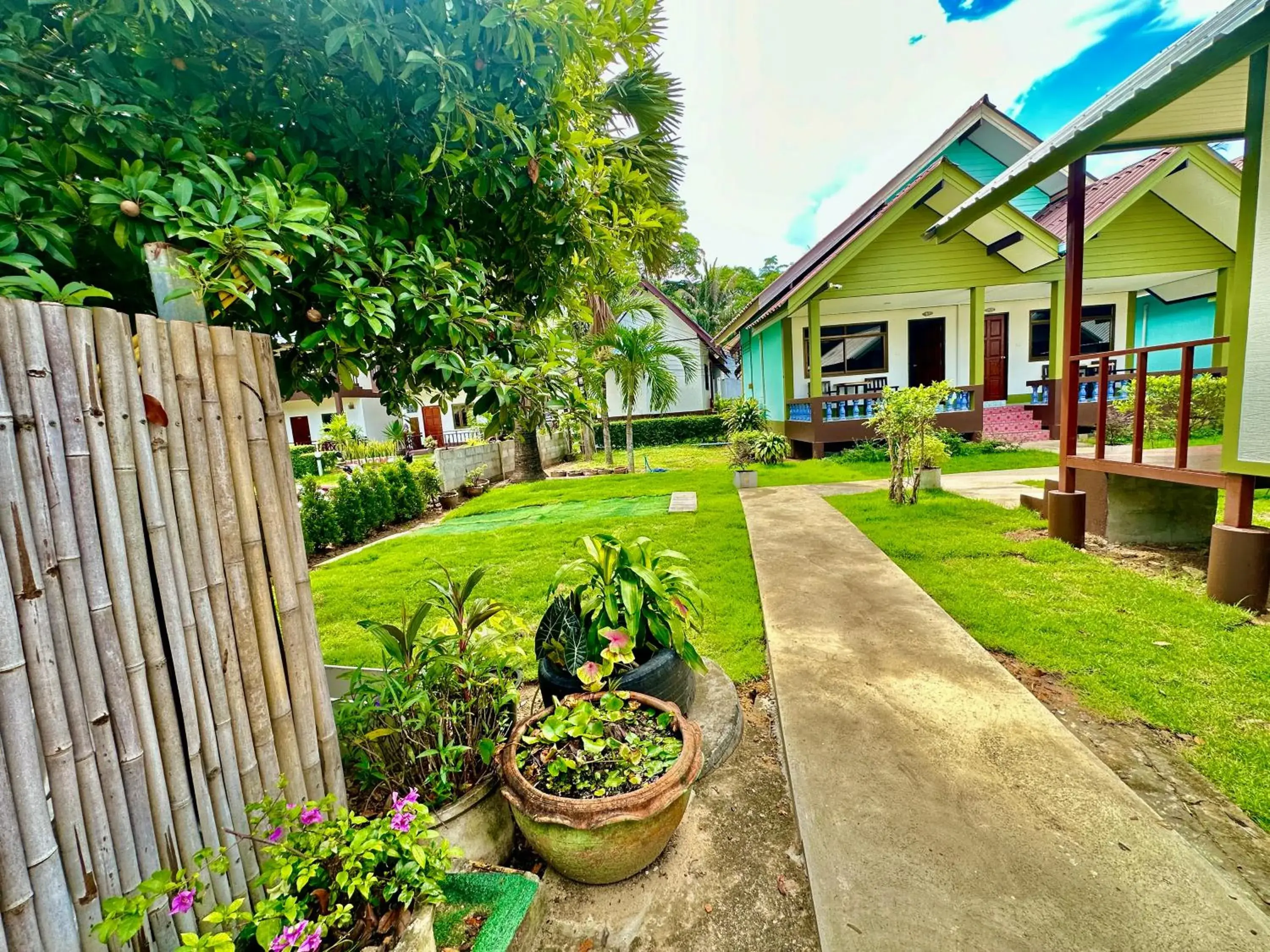 Facade/entrance, Property Building in Lanta L.D. Beach Bungalow