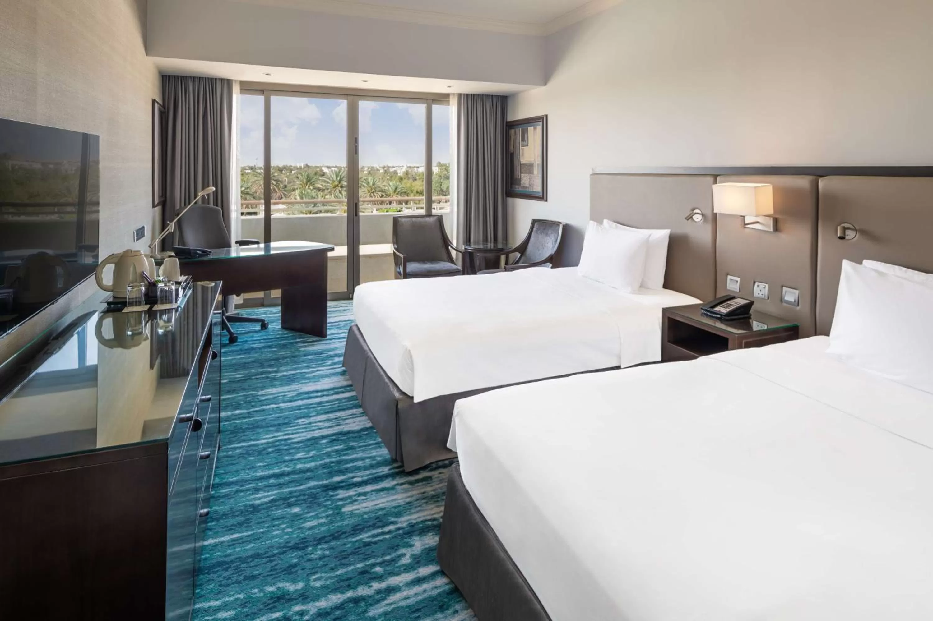 TV and multimedia, Bed in Radisson Blu Hotel & Resort, Al Ain