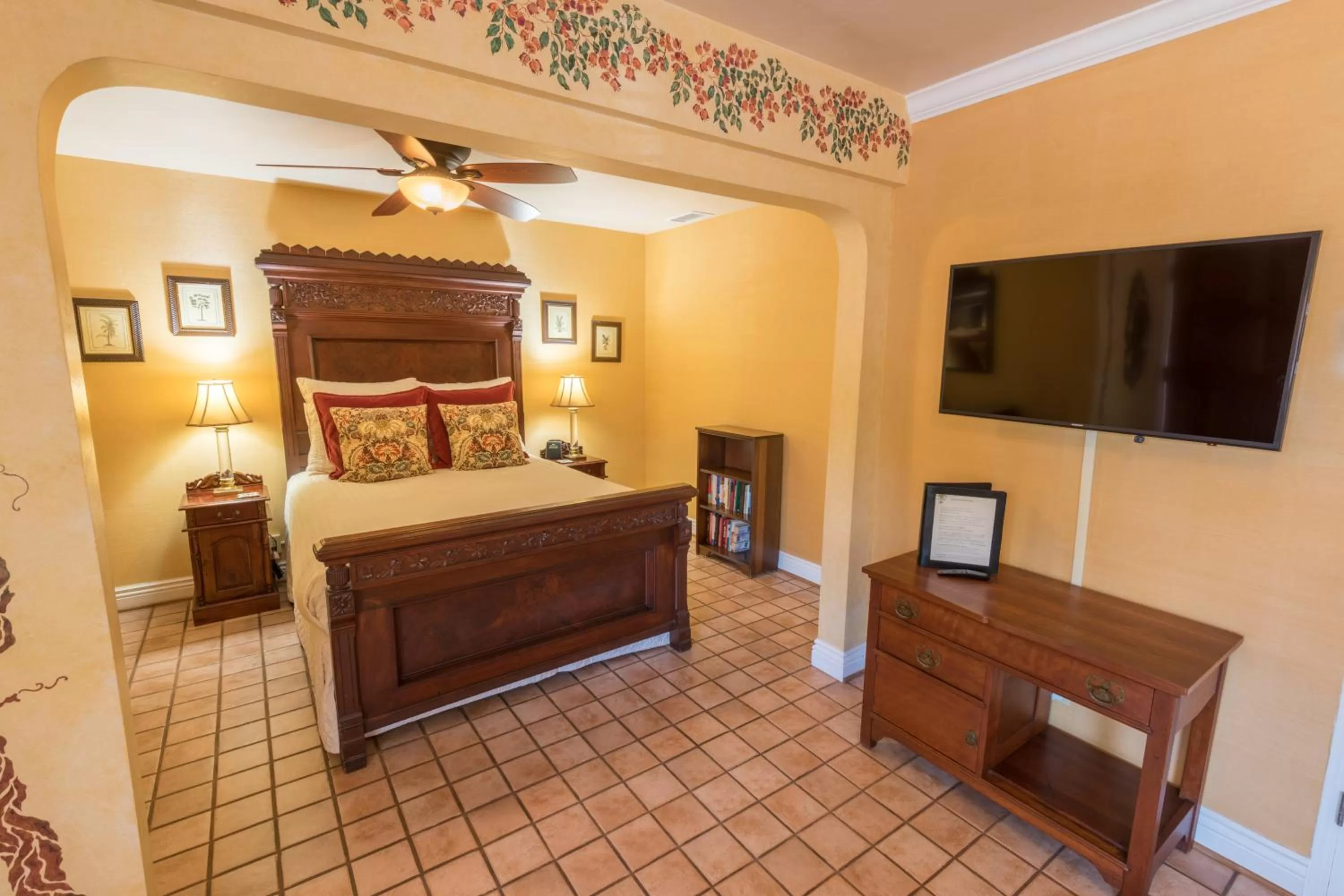 Bed in Harbor House Inn