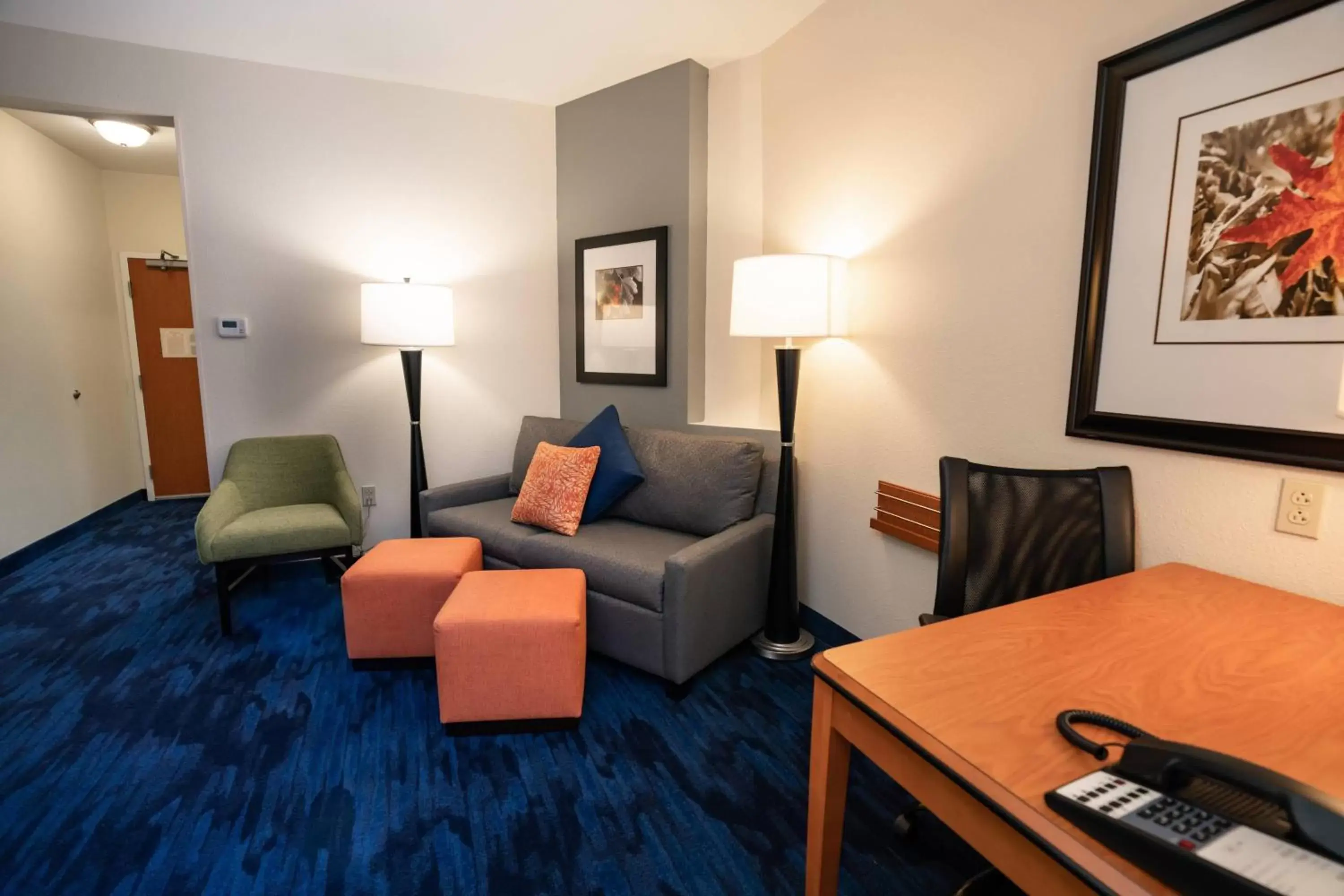 Photo of the whole room, Seating Area in Fairfield Inn & Suites by Marriott Kearney