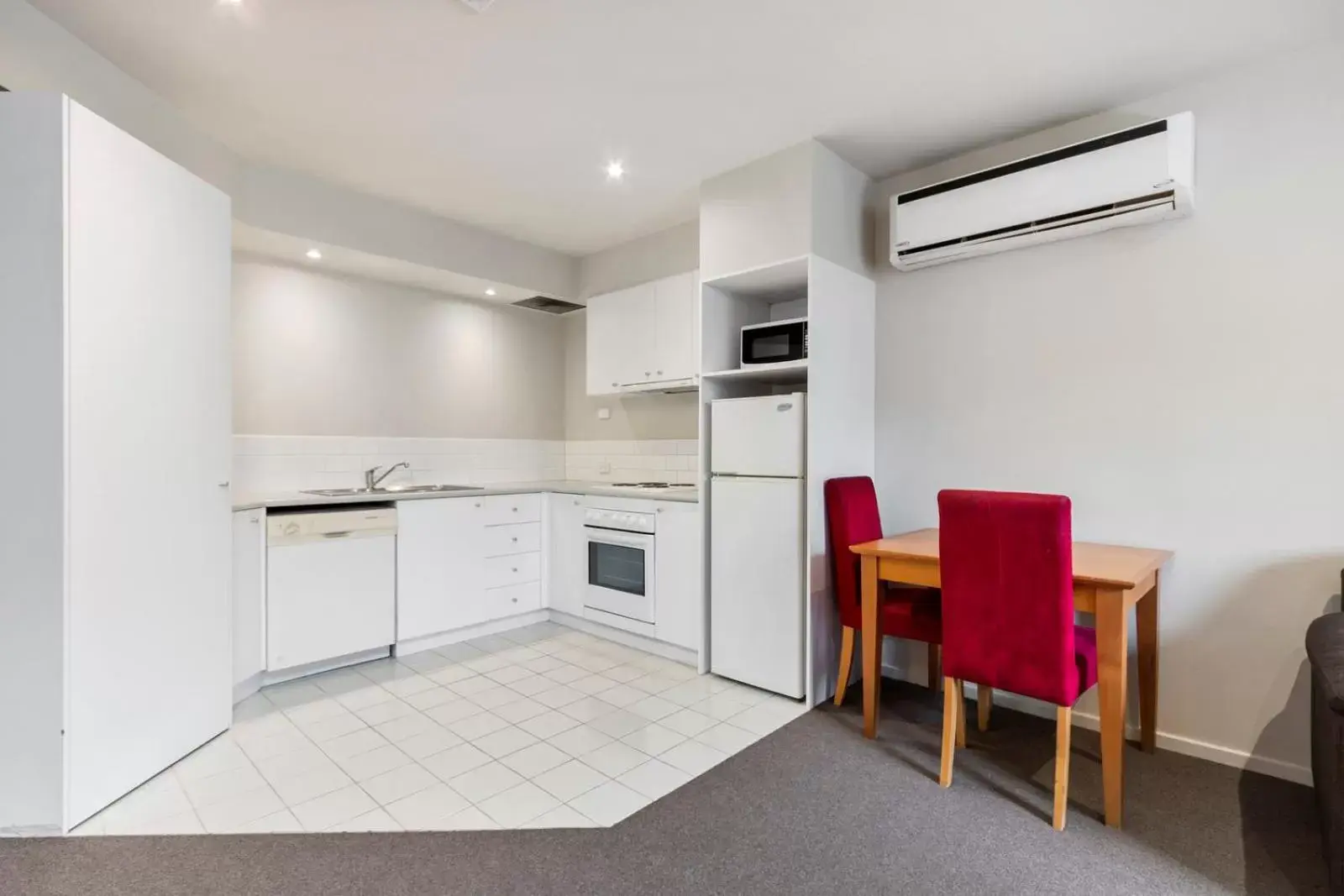 Kitchen/Kitchenette in Knox International Hotel and Apartments