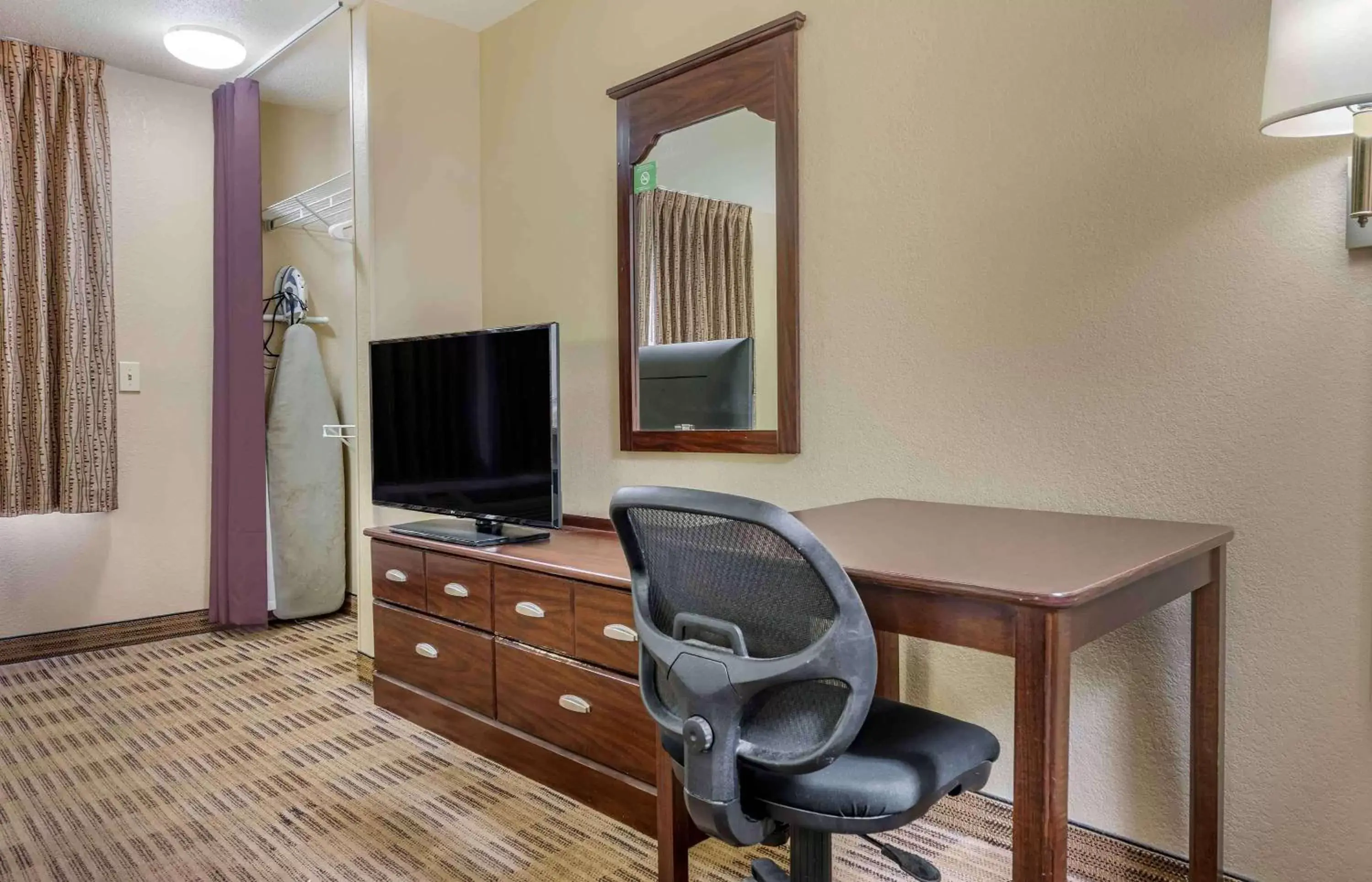 Bedroom, TV/Entertainment Center in Extended Stay America Suites - Los Angeles - Ontario Airport