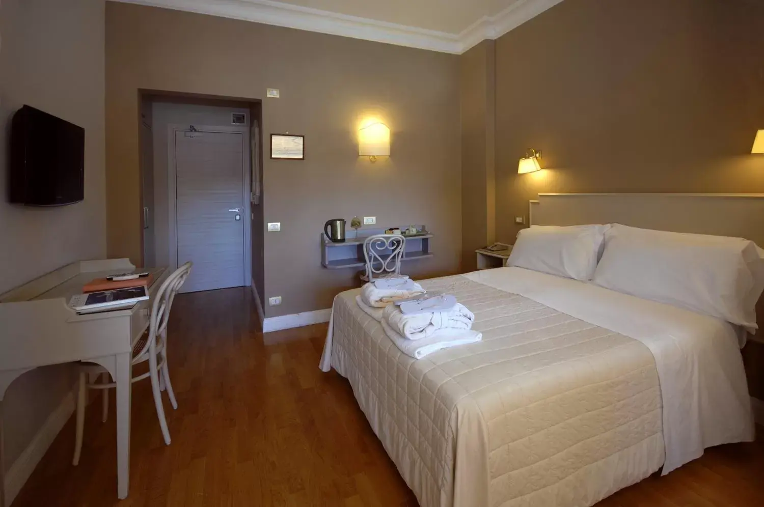 Property building, Bed in Silva Hotel Splendid