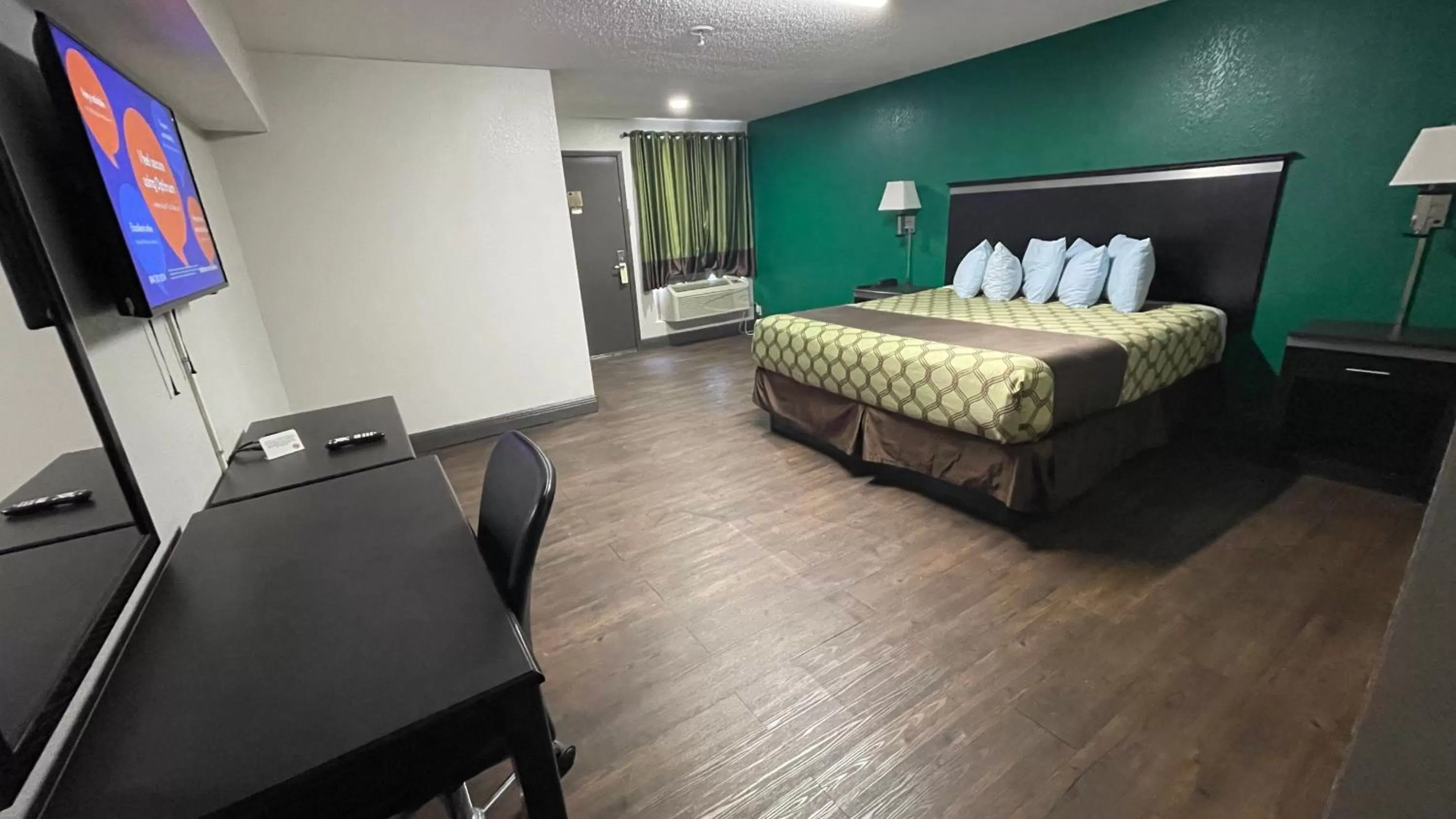 Bed in Rodeway Inn Georgetown