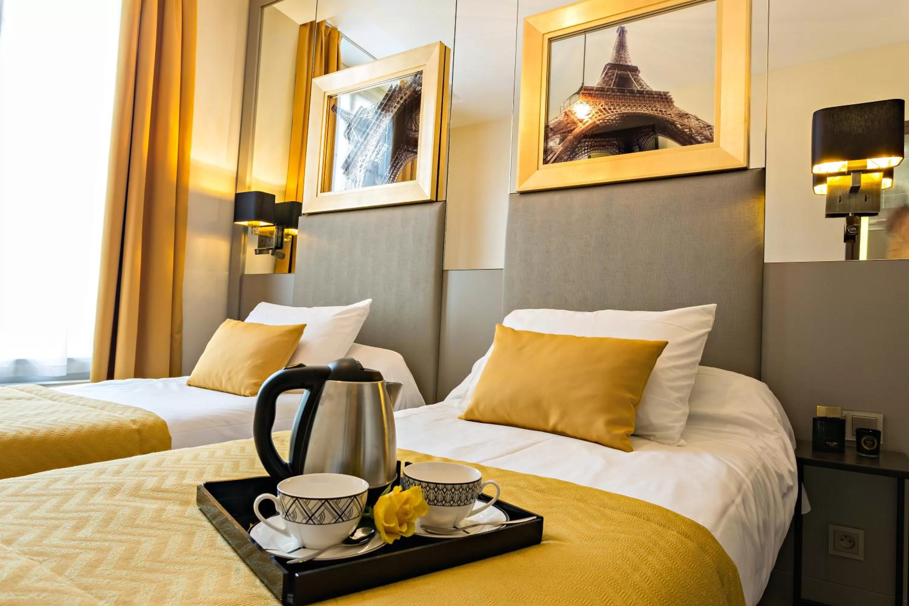 Toilet, Bed in Pratic Hotel