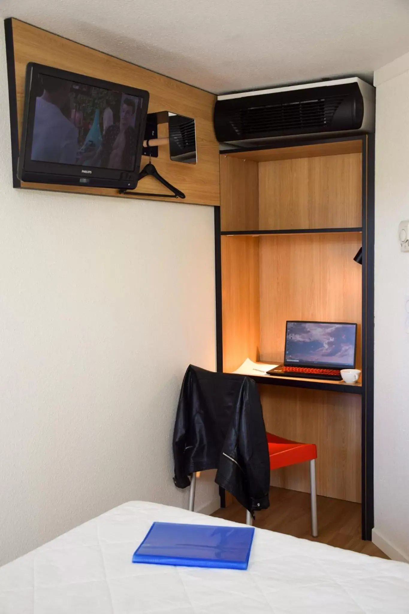 Communal lounge/ TV room, TV/Entertainment Center in Premiere Classe Rodez