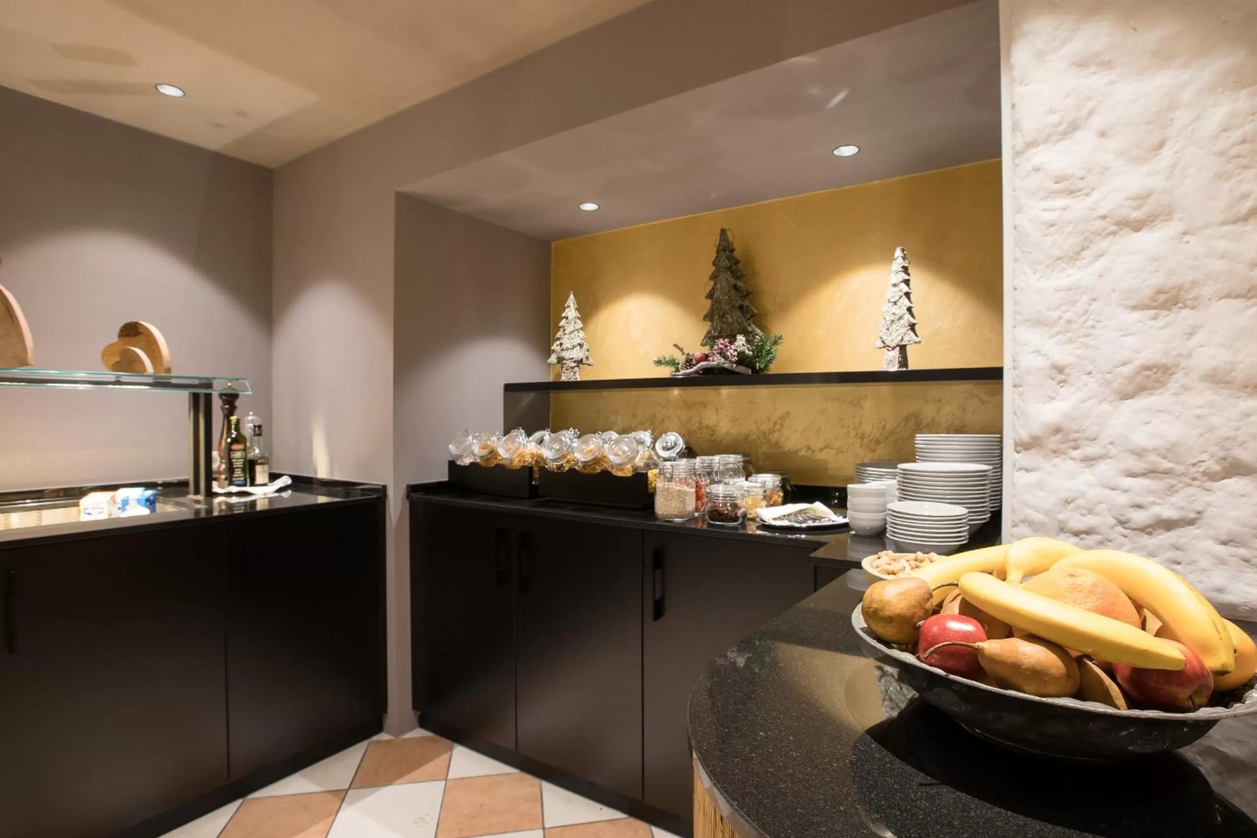 Buffet breakfast in Alpenhotel Tirolerhof