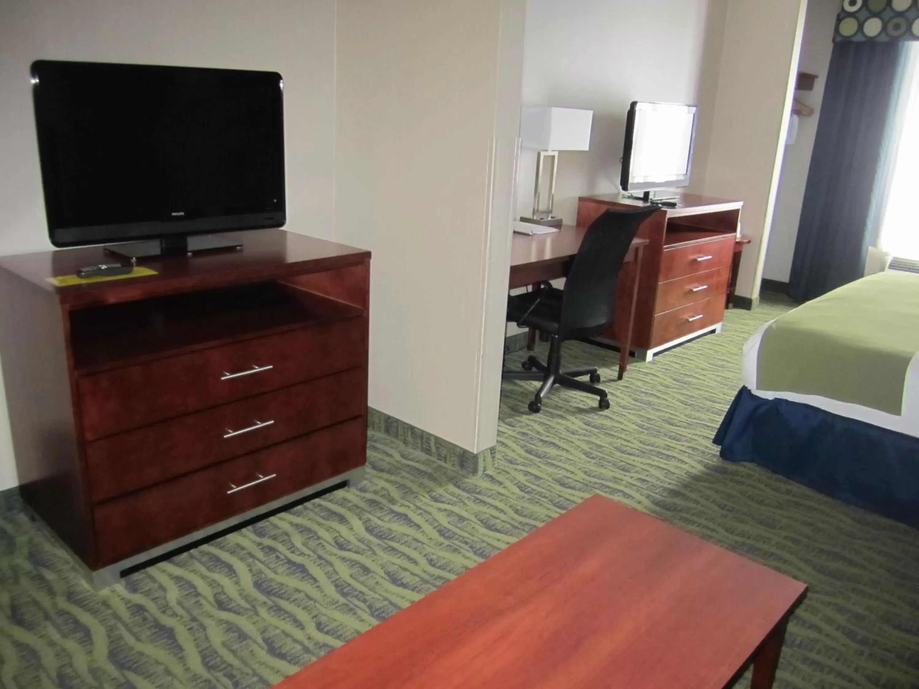 Photo of the whole room, TV/Entertainment Center in Holiday Inn Express Hotel & Suites Dubois, an IHG Hotel