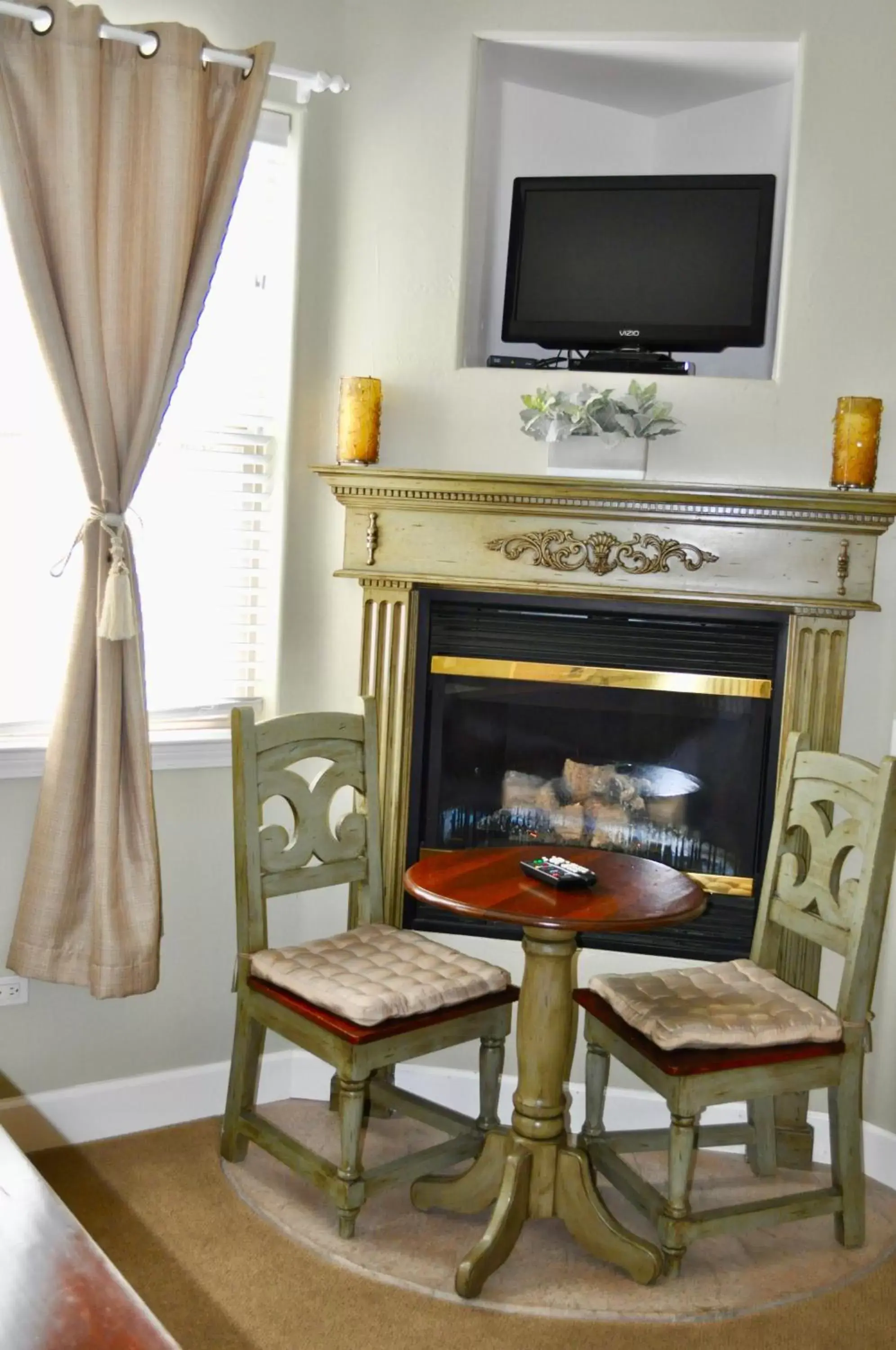 Seating area, TV/Entertainment Center in Cayucos Sunset Inn