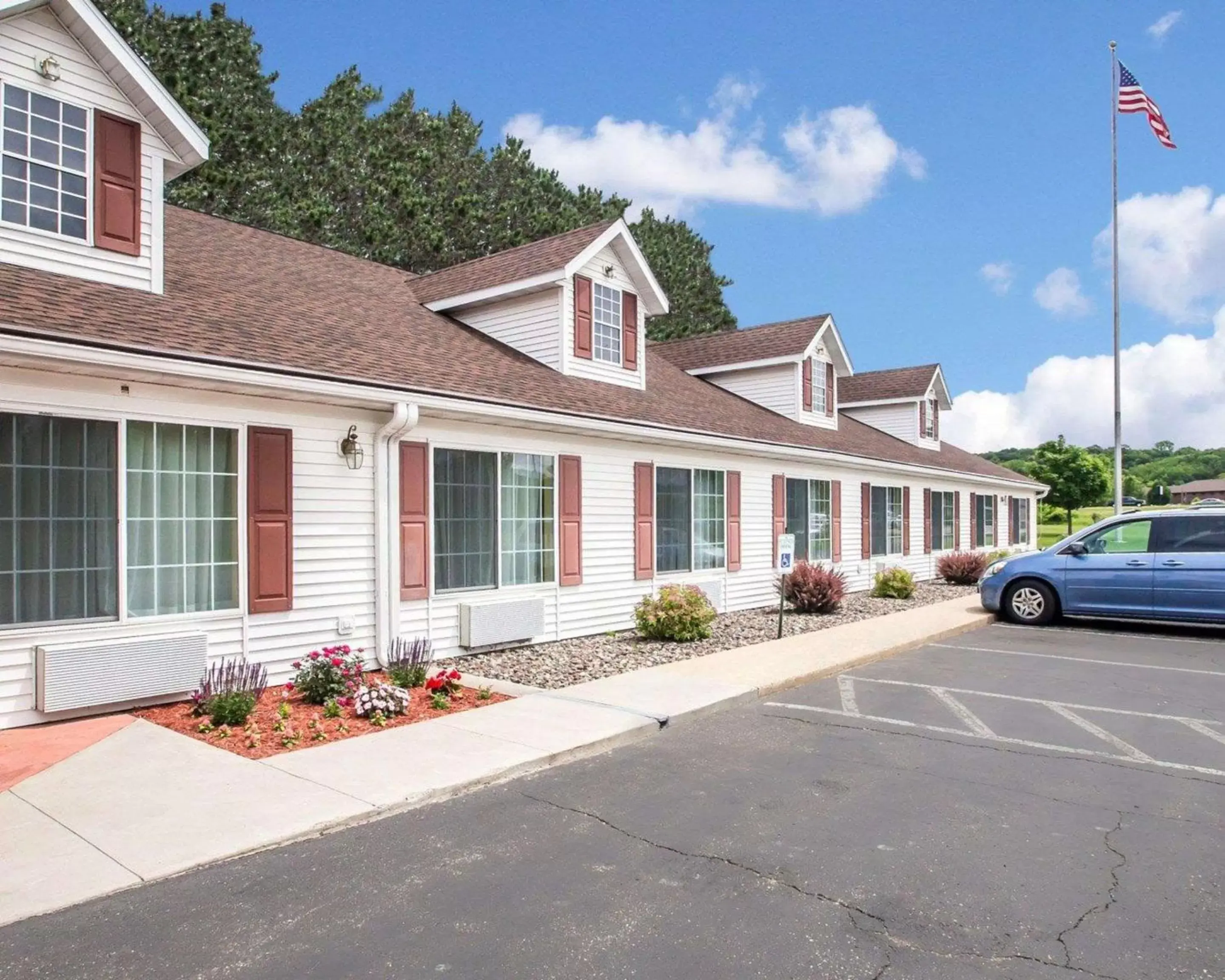 Property Building in Econo Lodge Inn & Suites Eau Claire