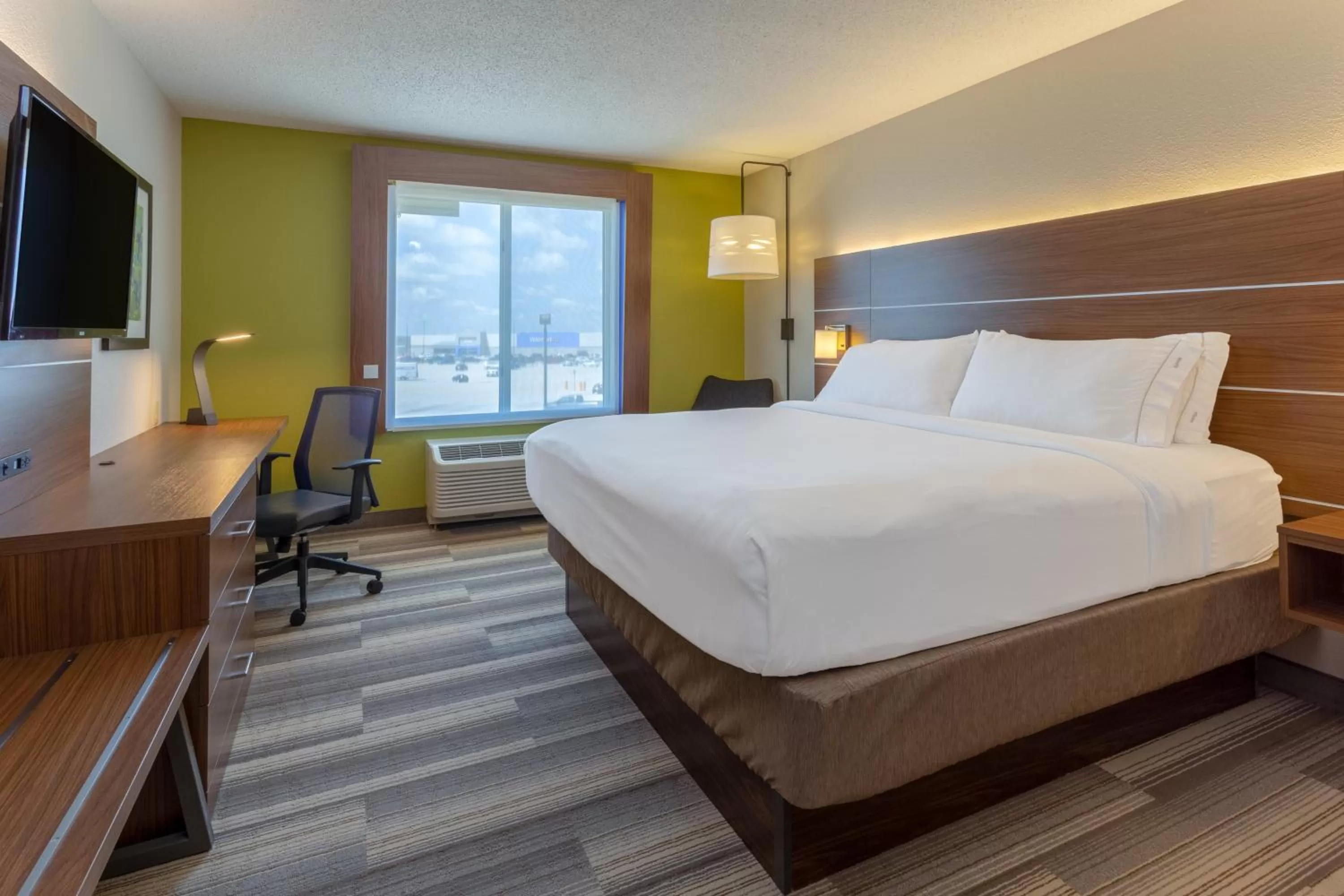 Photo of the whole room, Bed in Holiday Inn Express & Suites Vandalia by IHG