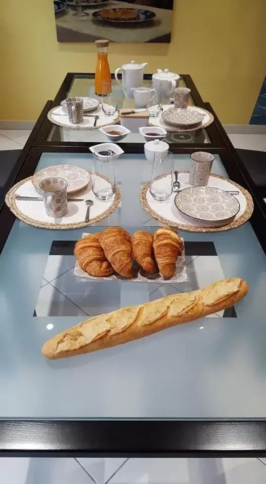 Breakfast in La Maison de L Artiste - Chambres d'hôtes à Verdun - avec jacuzzi