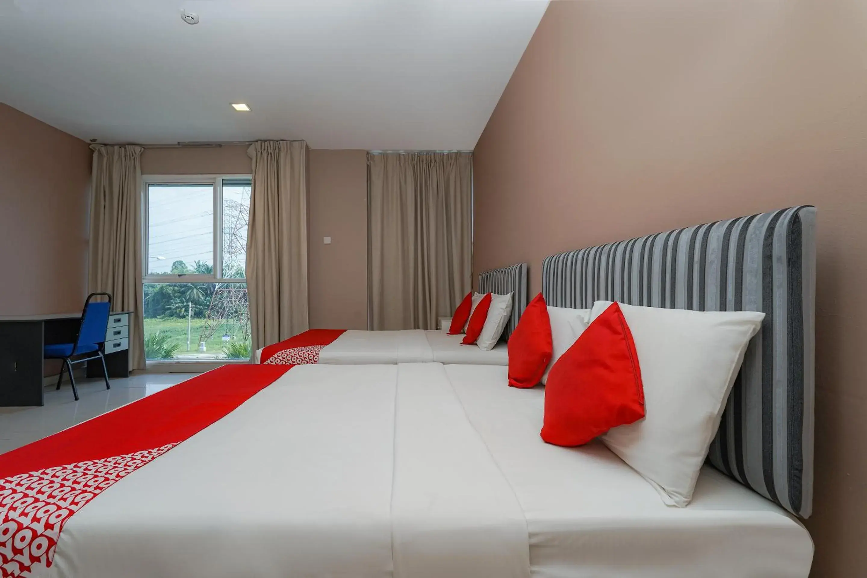 Photo of the whole room, Bed in OYO 90100 Bangi Gateway Hotel