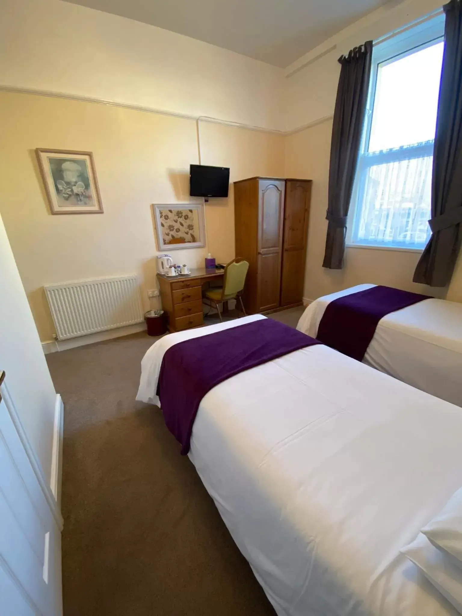 Coffee/tea facilities, Bed in Paignton Court