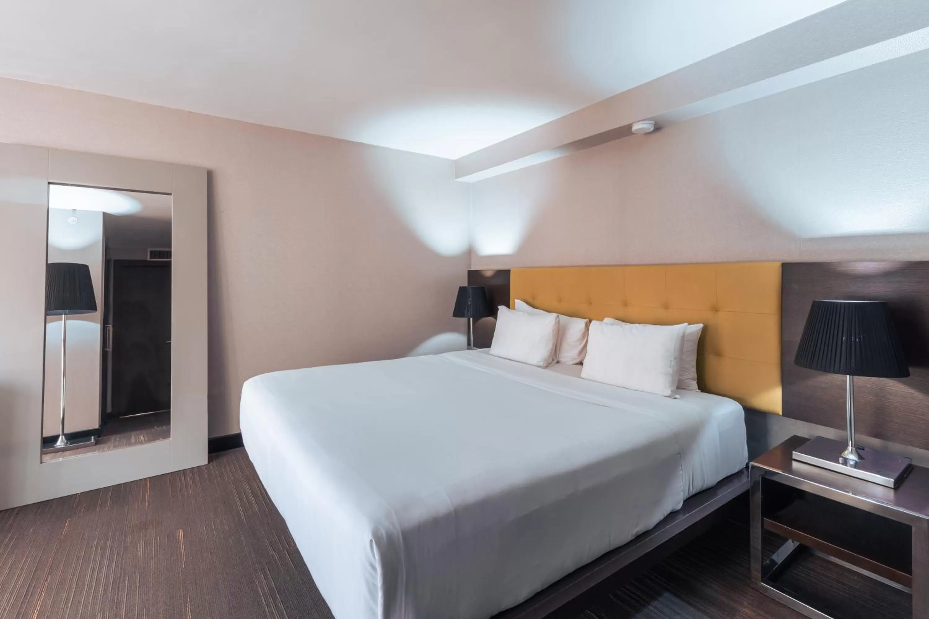 Photo of the whole room, Bed in Exe Oriental Panamá