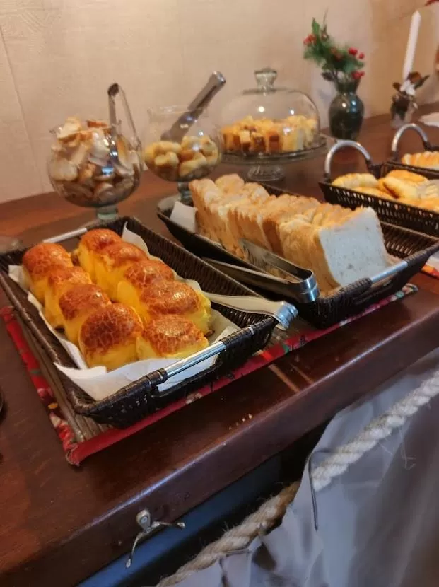 Breakfast, Food in Hibiscos Pousada