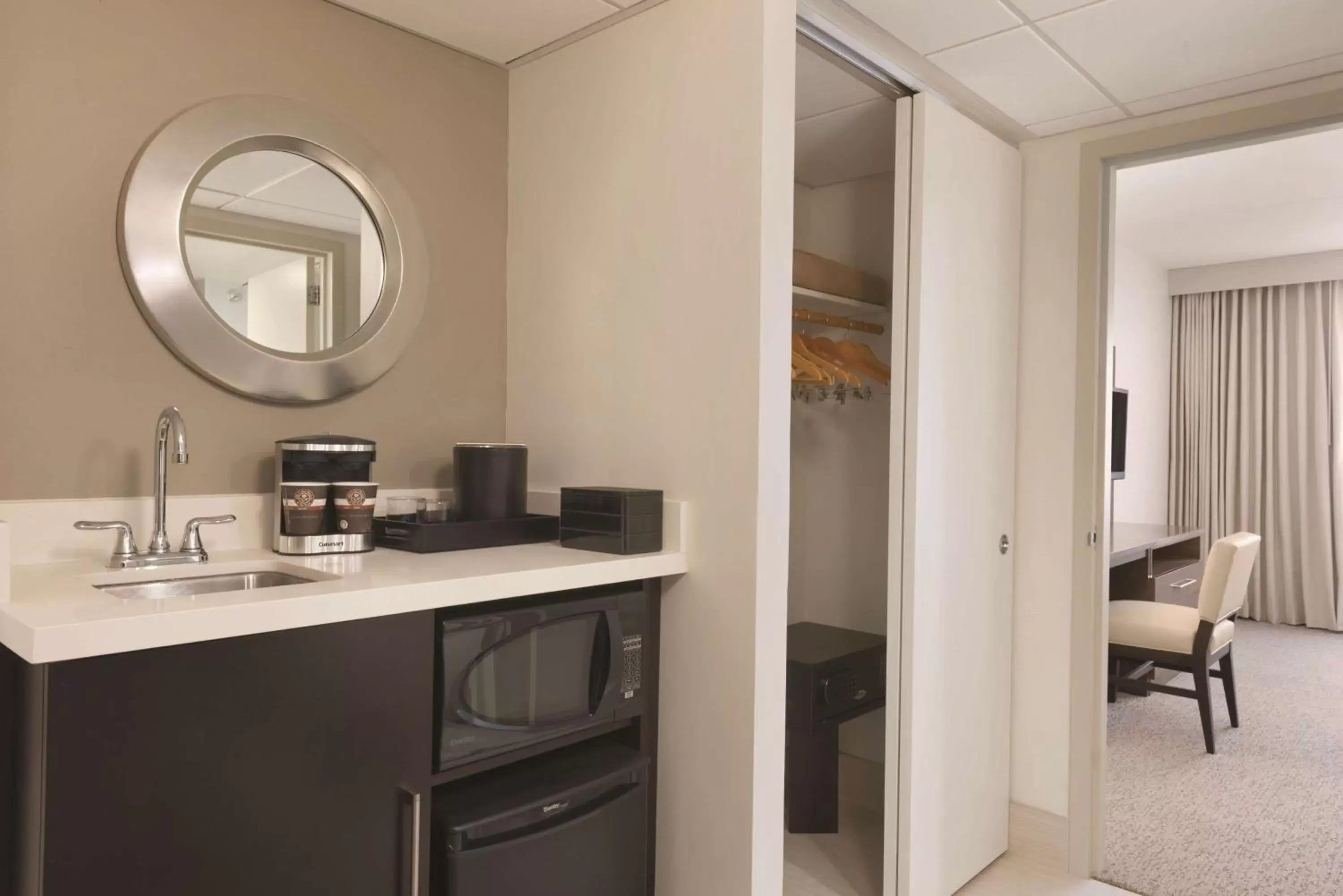 Bedroom in Embassy Suites by Hilton Milwaukee Brookfield