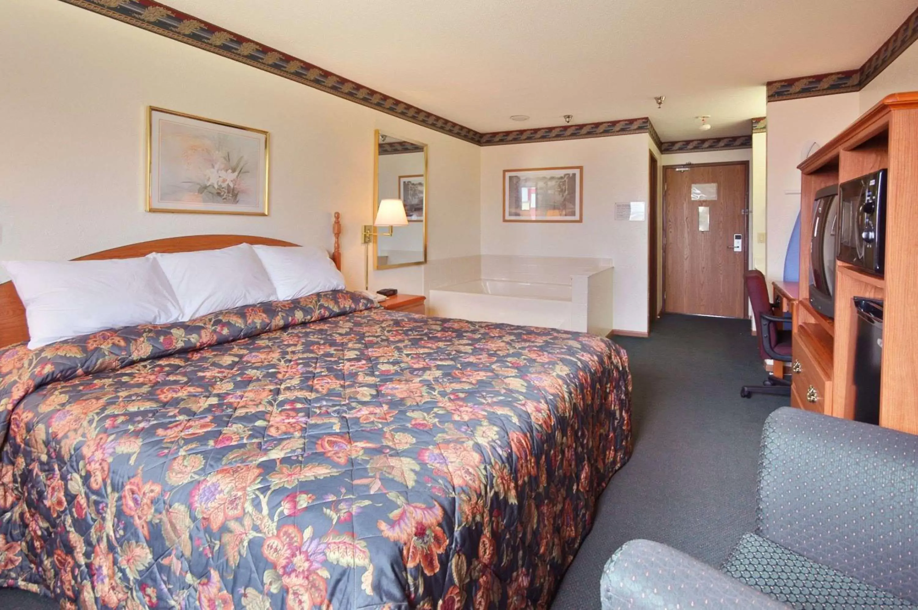 Photo of the whole room, Bed in Super 8 by Wyndham Crawfordsville