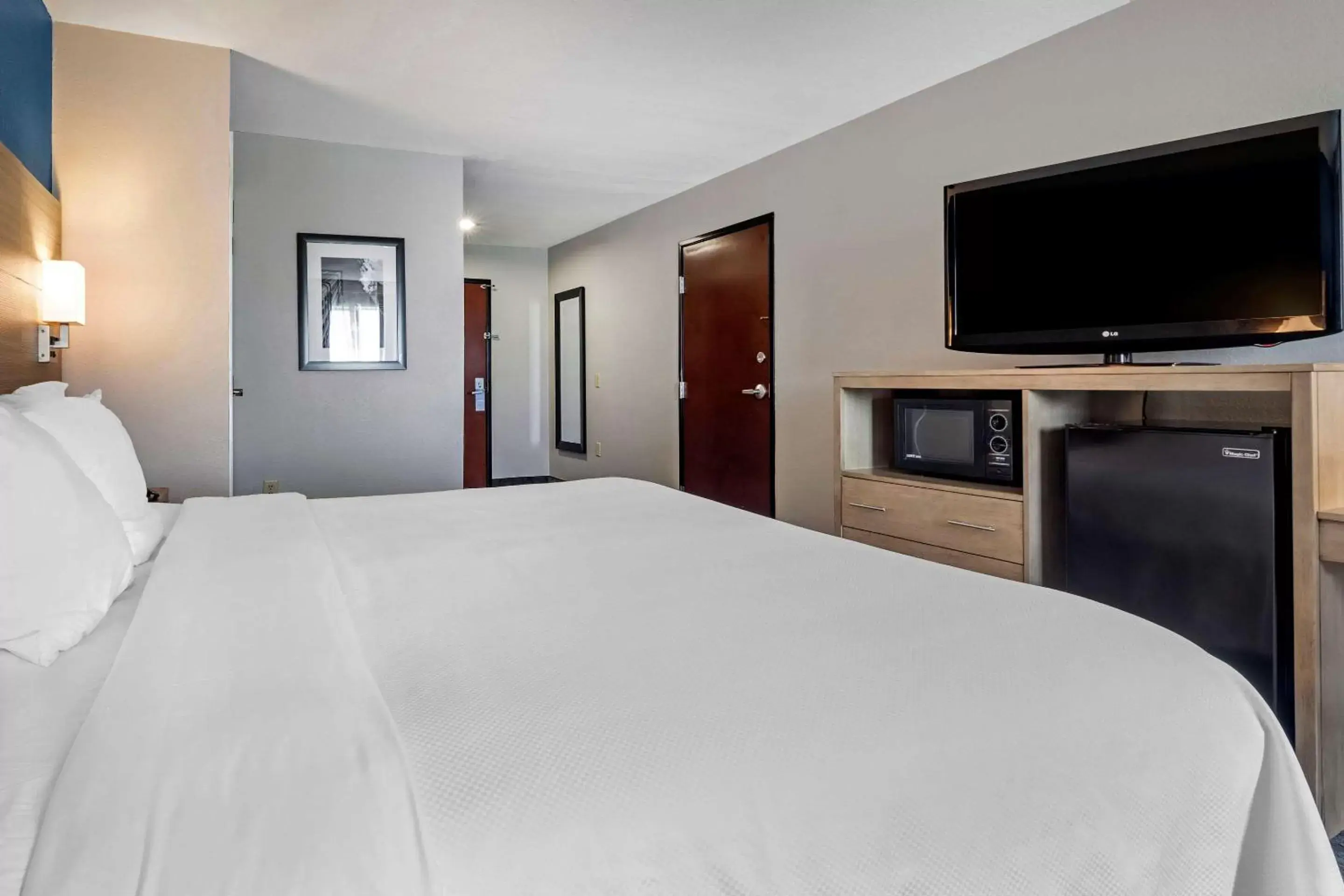 Photo of the whole room, Bed in Comfort Inn & Suites Mansfield