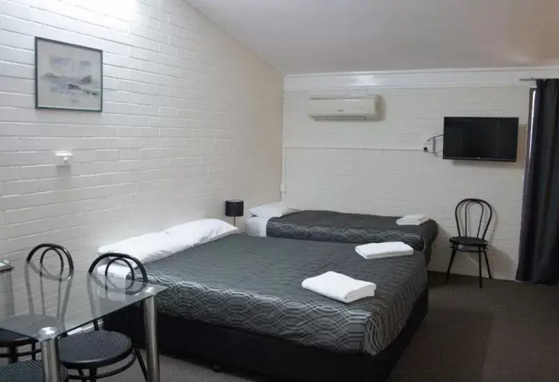 Family Room with 1 Queen and 3 Single Beds - single occupancy in The Plains Motor Inn Family Room with 1 Queen and 3 Single Beds - single occupancy in The Plains Motor Inn