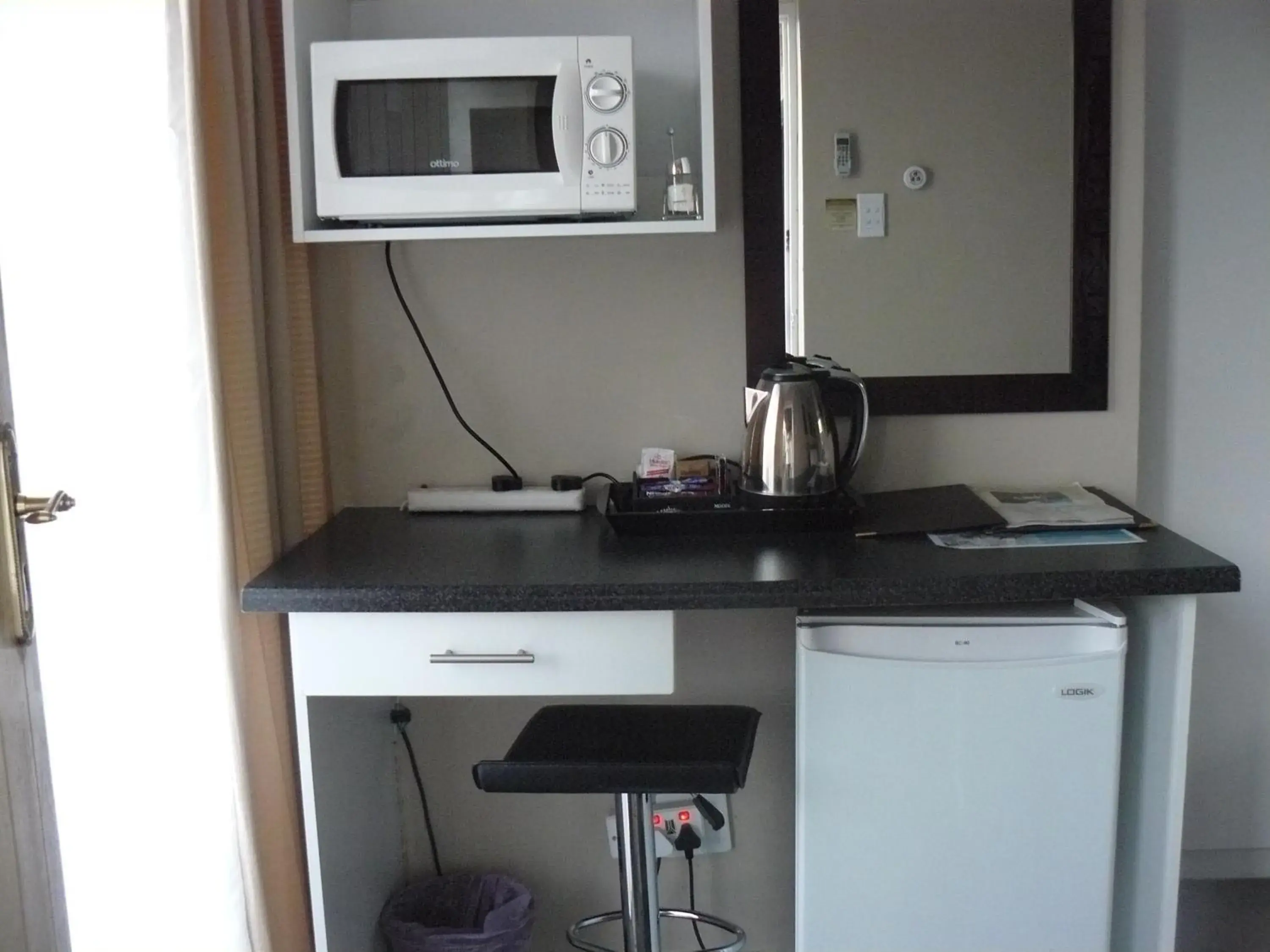 Coffee/tea facilities, Kitchen/Kitchenette in See More Guest House