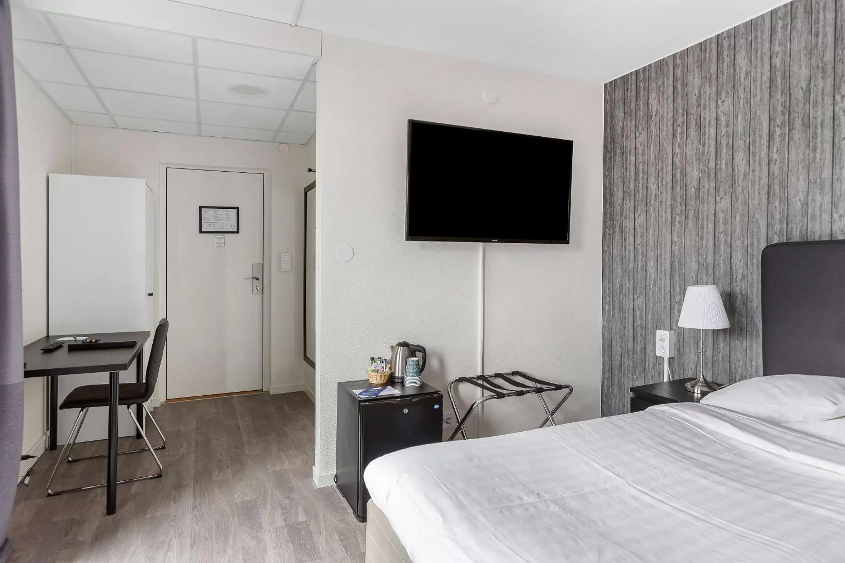 Bedroom, TV/Entertainment Center in Best Western Hotel Tranas Statt