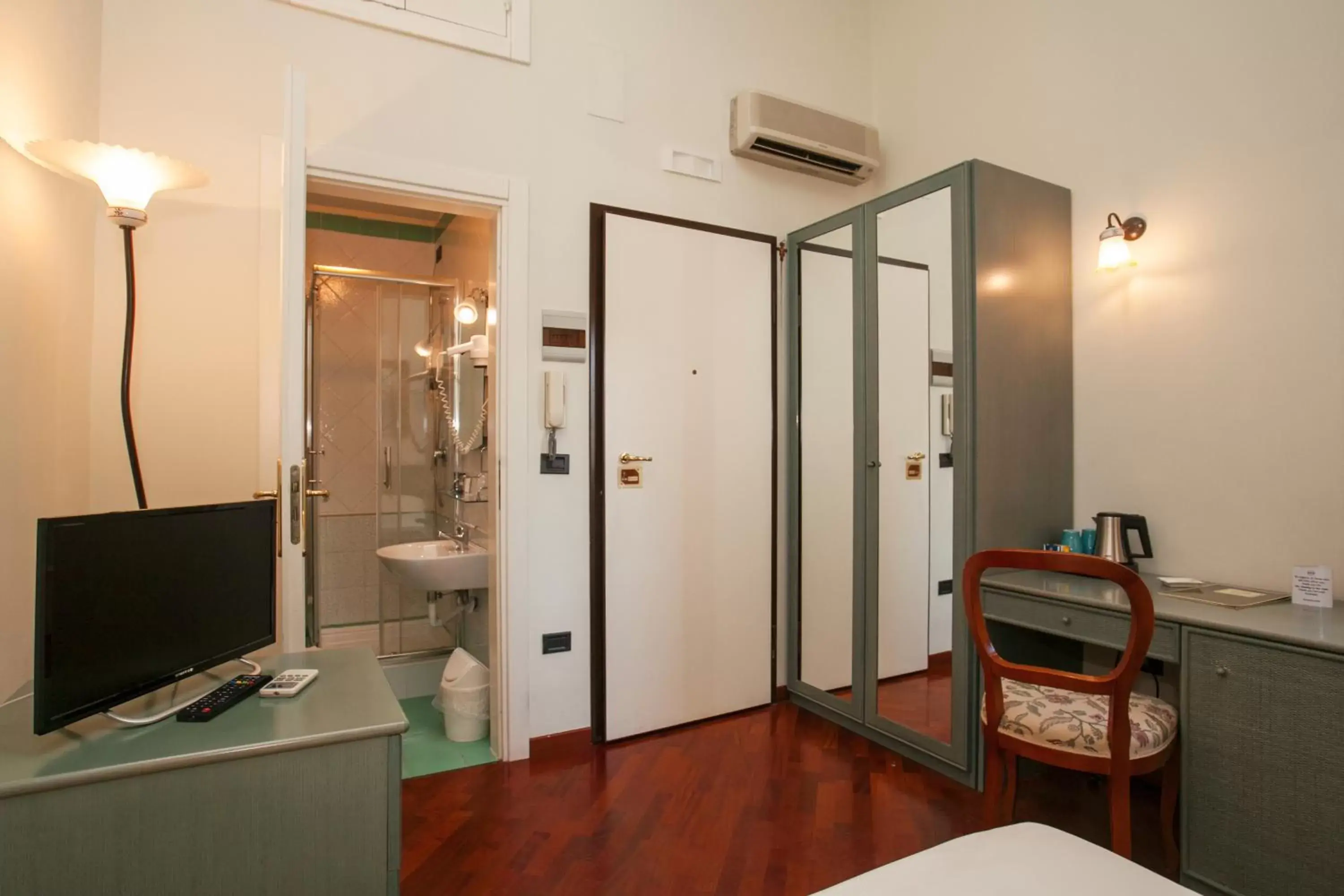 Bathroom, TV/Entertainment Center in Zodiacus Residence