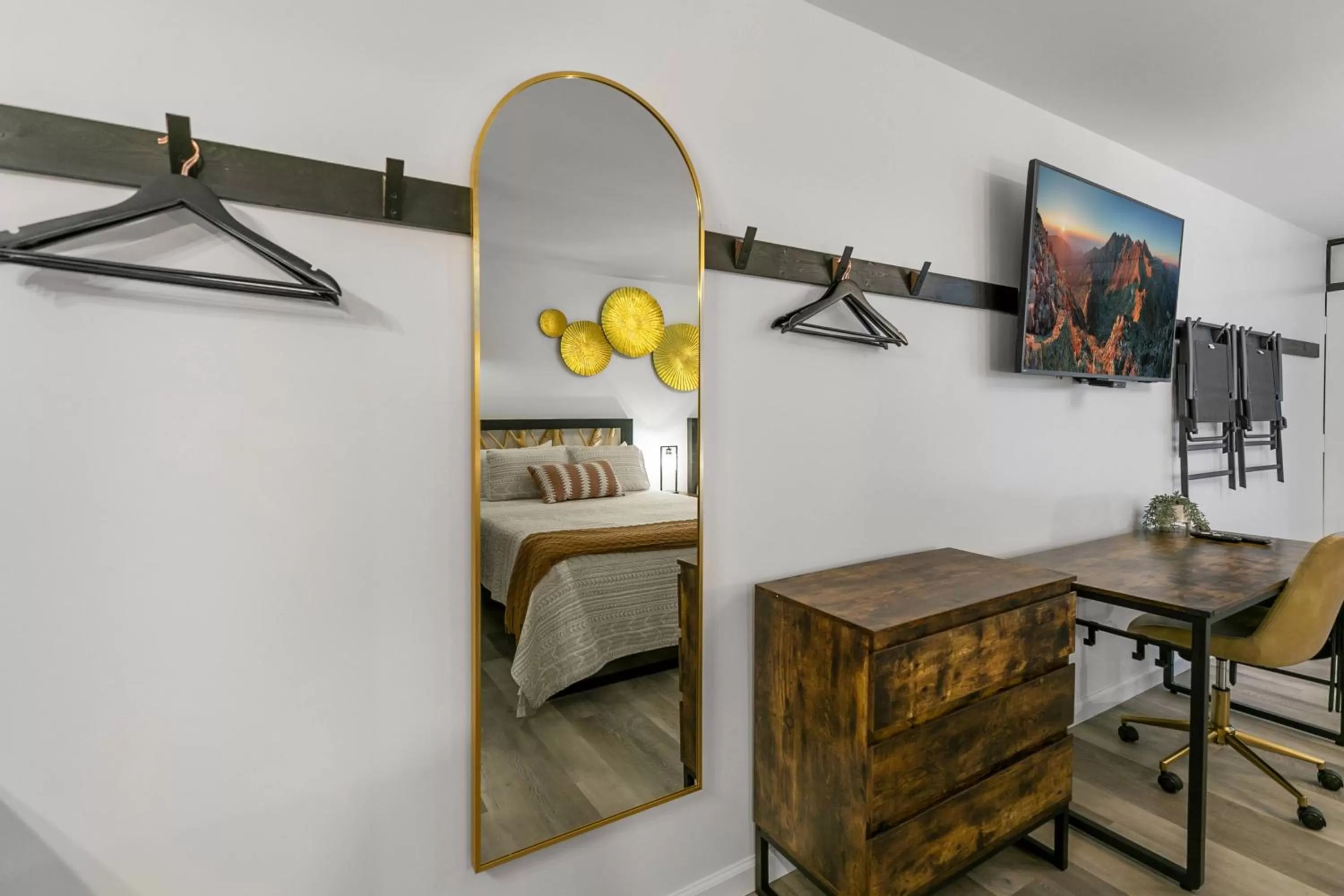 TV and multimedia in Candlewick Inn and Suites