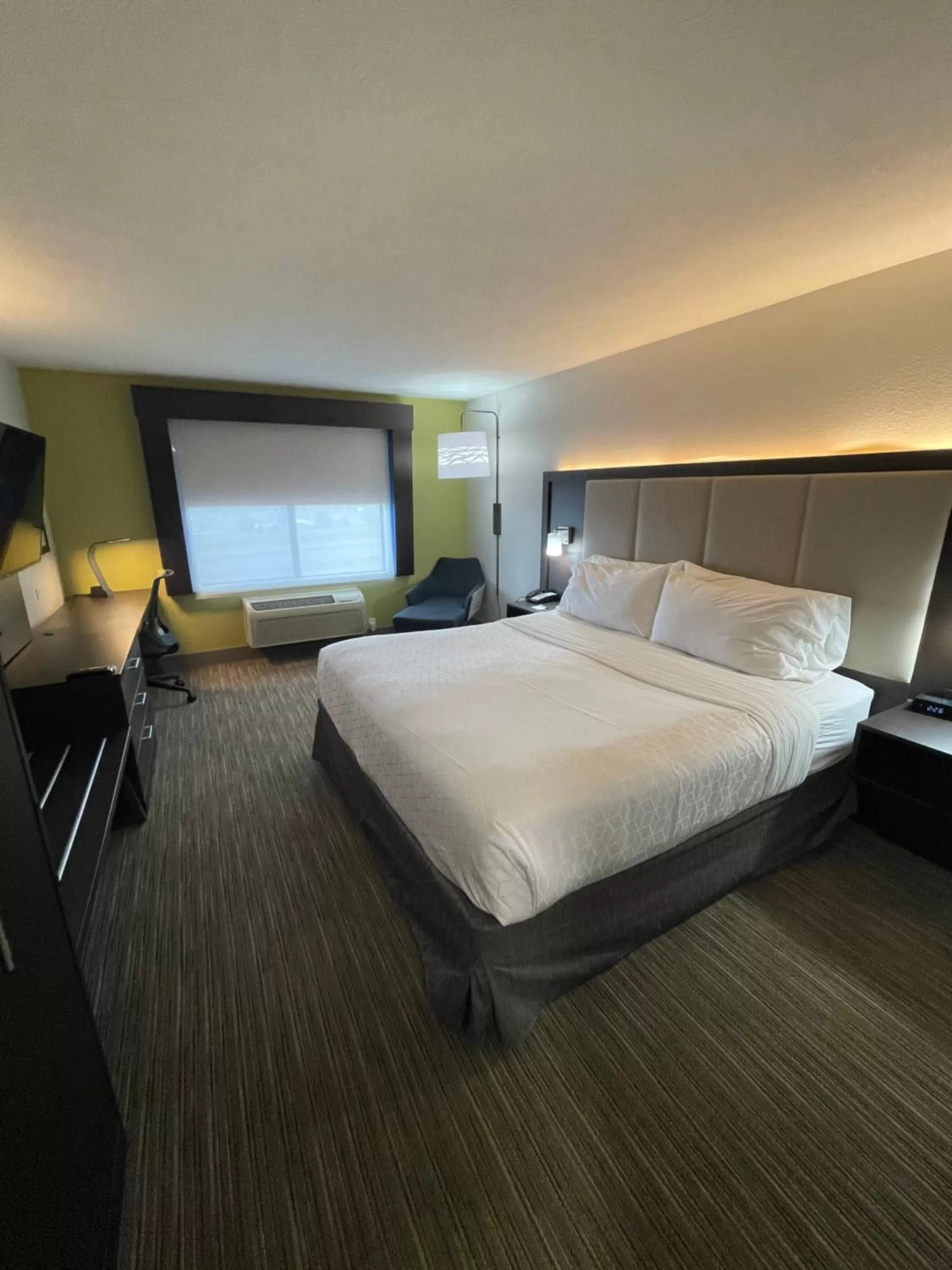 Bed in Holiday Inn Express Hotel & Suites Las Vegas NM by IHG