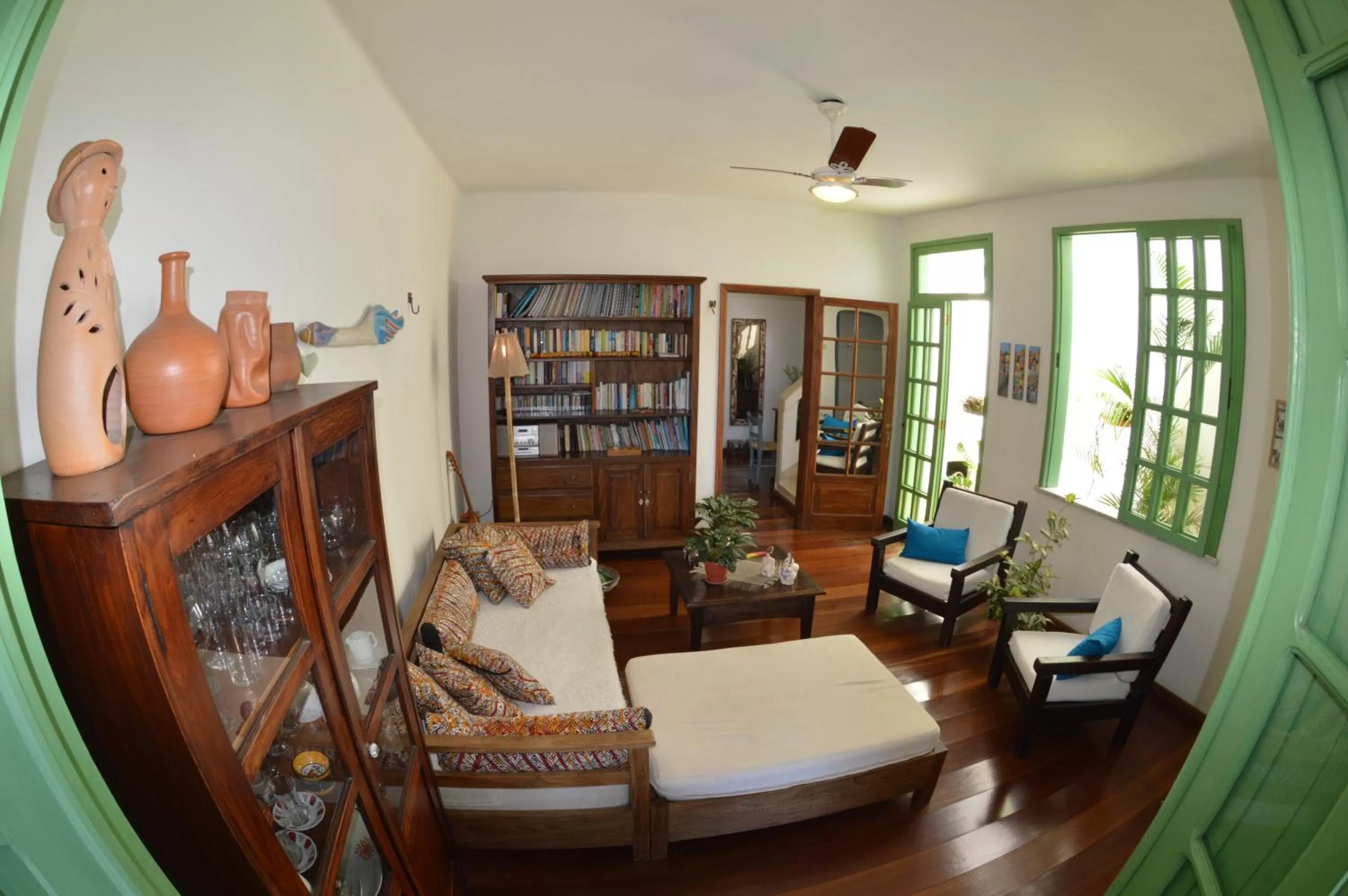 Communal lounge/ TV room in Pousada Baluarte