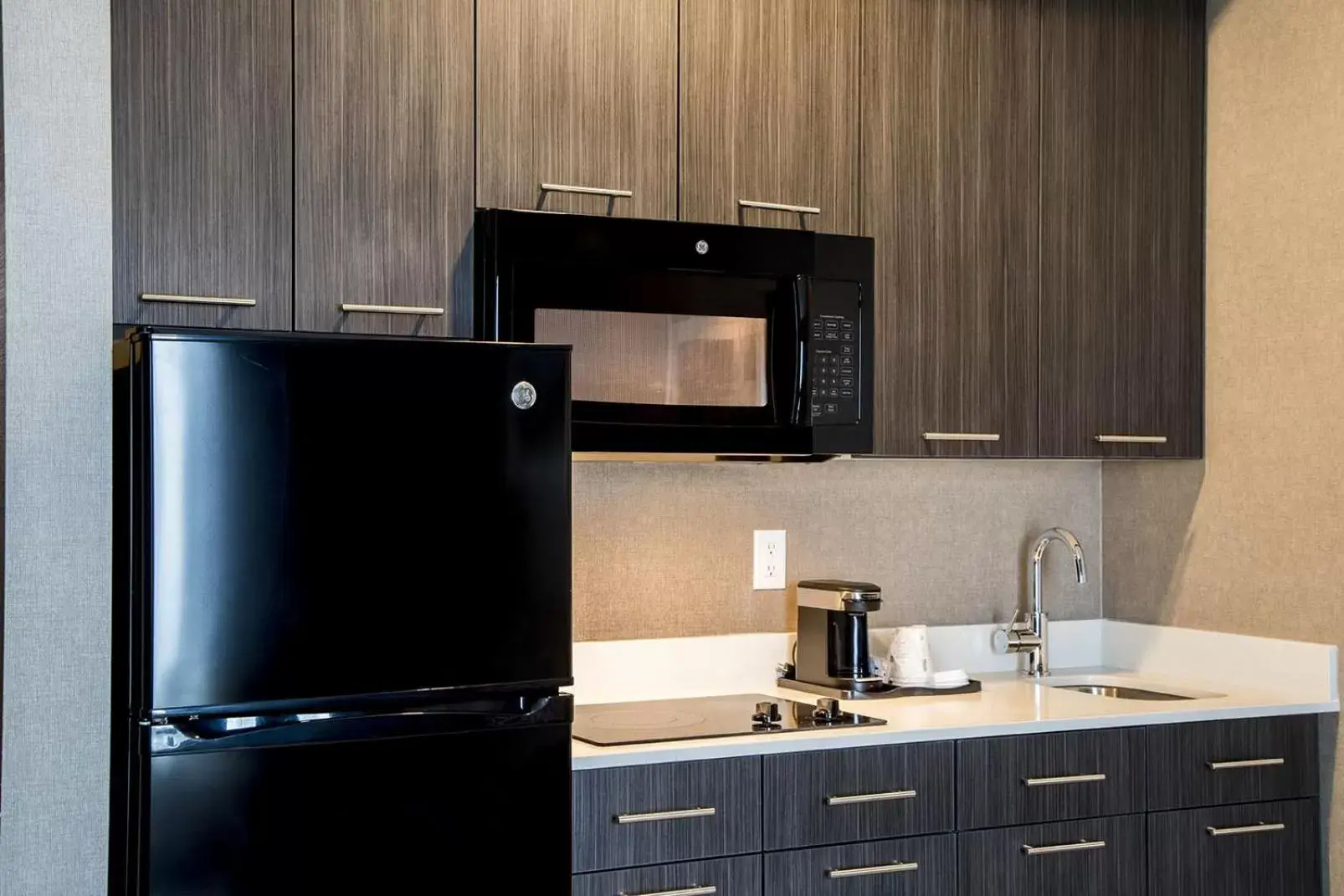 Kitchen or kitchenette, Kitchen/Kitchenette in Wingate by Wyndham Kamloops