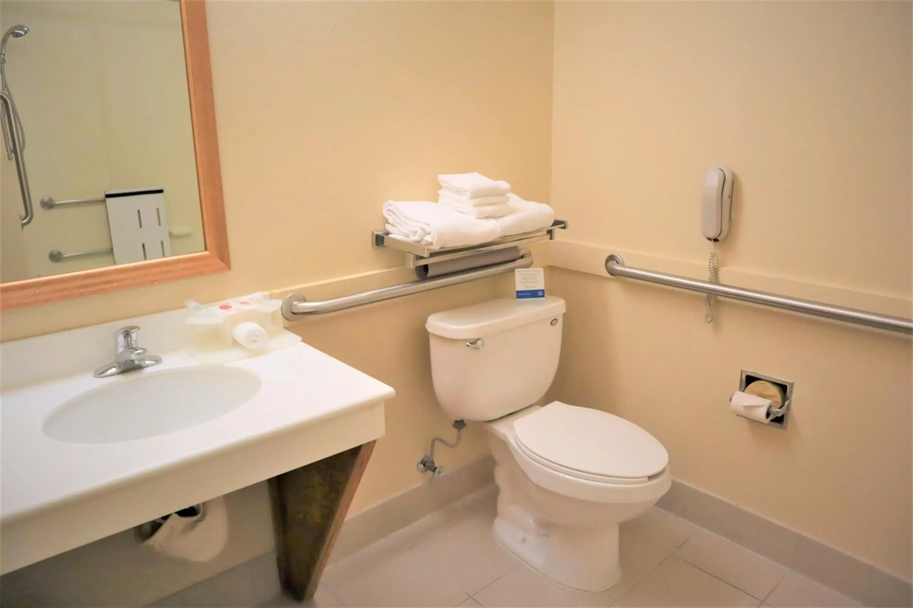 Toilet, Bathroom in Oasis Inn and Suites Joshua Tree -29 Palms